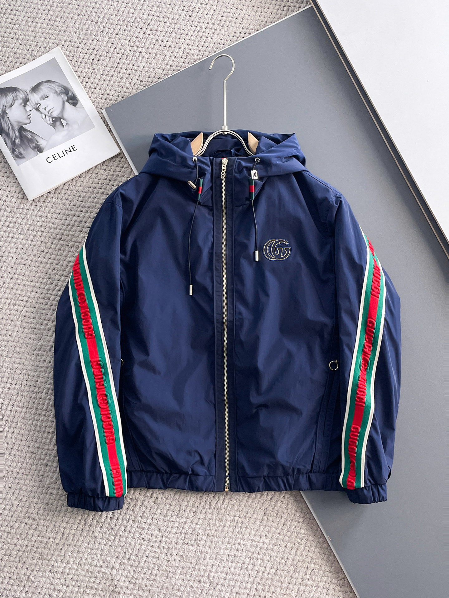 NO:511209,Guqi 2025 spring new jacket jacket, the new product on the show is perfect, comfortable and warm, the three standards are complete in color and full and attractive, and the very outstanding design easily advances the sense of fashion, the workmanship is extremely exquisite and rigorous, and the wiring is neat and meticulous!  A masterpiece of a big-name designer!  The upper body doesn't look bloated and super handsome!  Spot code M ~ XXXL,,jackets & coats,jackets & coats,alexander wang19860909古奇 2025春季新款夹克外套,秀场新品品相非常完美,舒适保暖,三标齐全色泽饱满诱人,非常出彩的设计,轻松将时髦感进阶,做工极为考究严谨,走线工整细致！大牌设计师巨作！上身不显臃肿、超级帅气！现货码数M ～ XXXL,,jackets & coats,jackets & coats,alexander wang,Men's clothing