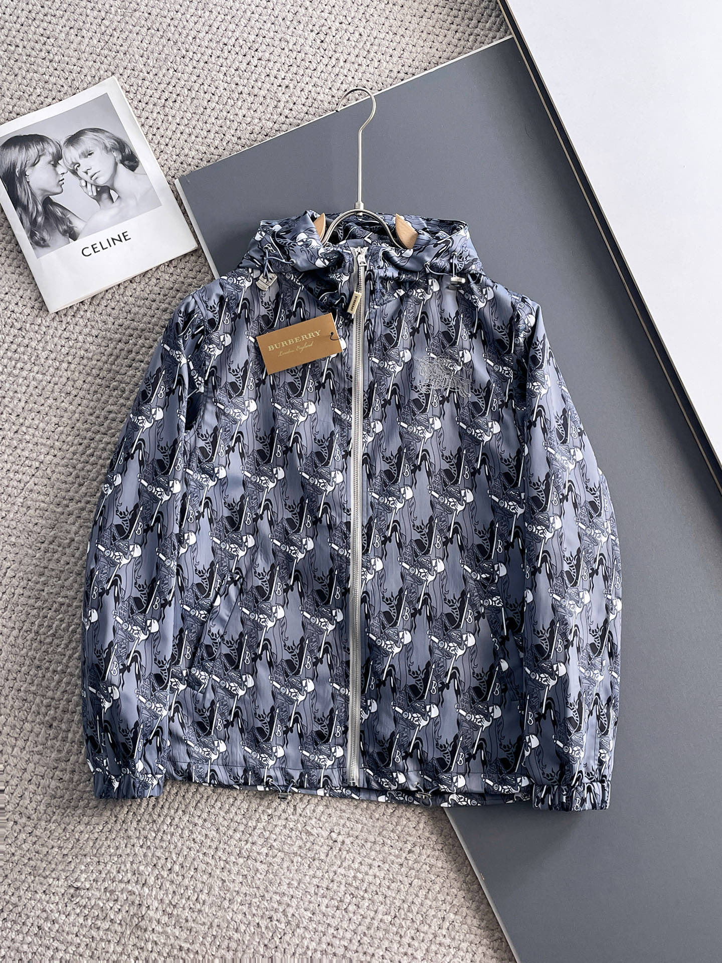 NO:511206,Burberry's new spring jacket for 2025, the new product on the show is perfect, comfortable and warm, the three-standard complete colors and full and attractive, and the very outstanding design easily advances the sense of fashion. The workmanship is extremely exquisite and rigorous, and the wiring is neat and meticulous!  A masterpiece of a big-name designer!  The upper body doesn't look bloated and super handsome!  Spot code M ~ XXXL,,burberry,jackets & coats,jackets & coats,alexander wang19860909巴宝莉 2025春季新款夹克外套,秀场新品品相非常完美,舒适保暖,三标齐全色泽饱满诱人,非常出彩的设计,轻松将时髦感进阶,做工极为考究严谨,走线工整细致！大牌设计师巨作！上身不显臃肿、超级帅气！现货码数M ～ XXXL,,burberry,jackets & coats,jackets & coats,alexander wang,Men's clothing