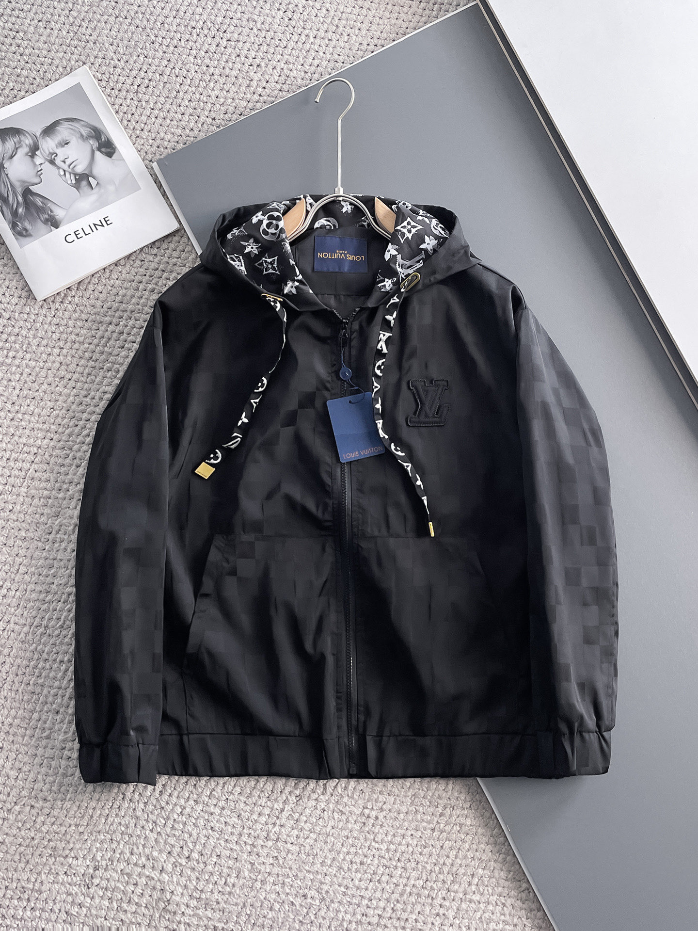 NO:511212,LV 2025 spring new jacket jacket, the new product on the show is perfect, comfortable and warm, the three-standard complete colors and full and attractive, and the very outstanding design easily advances the sense of fashion, the workmanship is extremely exquisite and rigorous, and the wiring is neat and meticulous!  A masterpiece of a big-name designer!  The upper body doesn't look bloated and super handsome!  Spot code M ~ XXXL,,louis vuitton,jackets & coats,jackets & coats,alexander wang19860909LV 2025春季新款夹克外套,秀场新品品相非常完美,舒适保暖,三标齐全色泽饱满诱人,非常出彩的设计,轻松将时髦感进阶,做工极为考究严谨,走线工整细致！大牌设计师巨作！上身不显臃肿、超级帅气！现货码数M ～ XXXL,,louis vuitton,jackets & coats,jackets & coats,alexander wang,Men's clothing