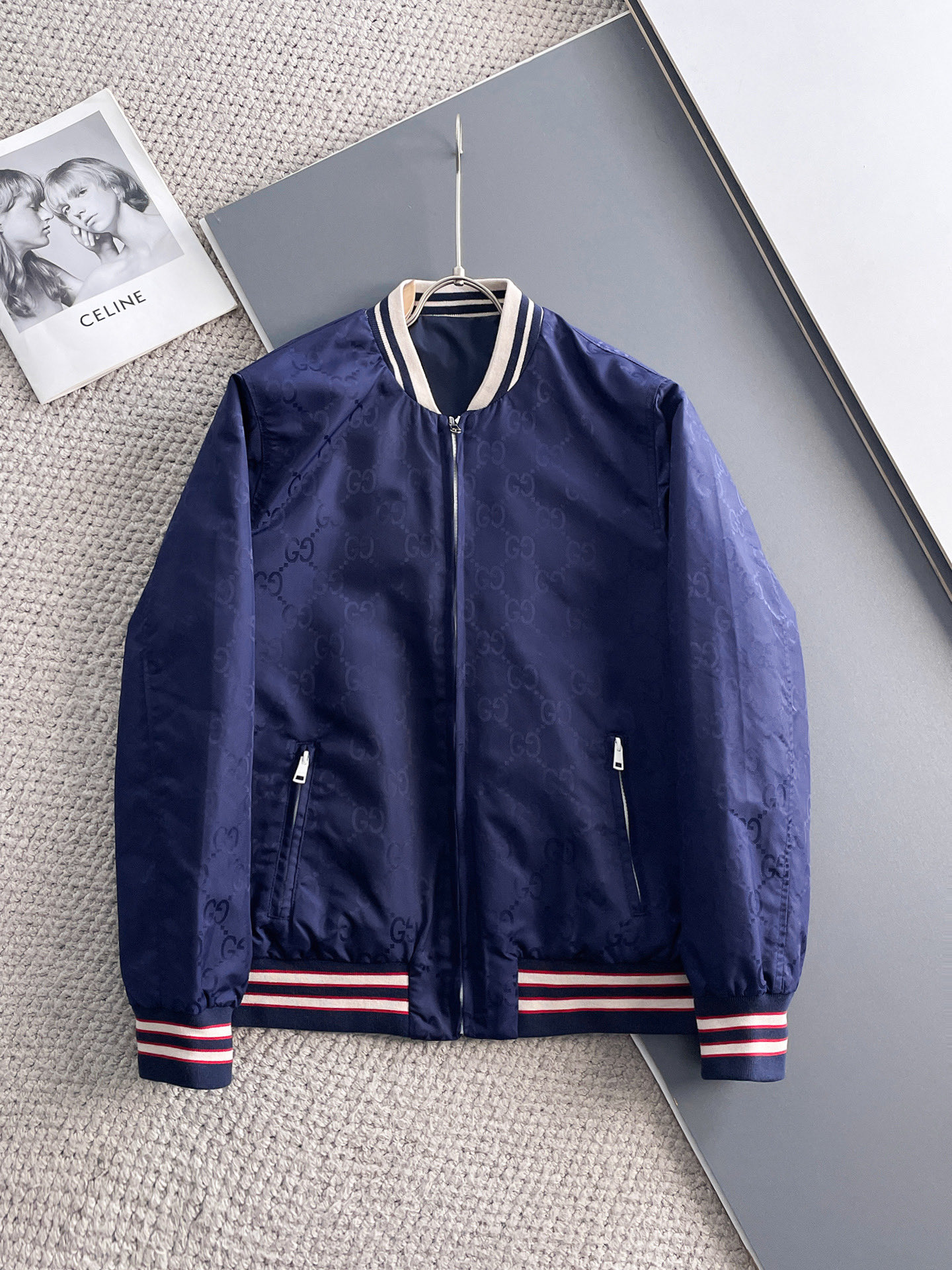 NO:511203,Guqi double-sided wear, 2025 spring new jacket jacket, the new product on the show is perfect, comfortable and warm, the three-standard complete colors and full and attractive, and the very outstanding design easily advances the sense of fashion, the workmanship is extremely exquisite and rigorous, and the wiring is neat and meticulous!  A masterpiece of a big-name designer!  The upper body doesn't look bloated and super handsome!  Spot code M ~ XXXL,,jackets & coats,jackets & coats,alexander wang19860909古奇 双面穿,2025春季新款夹克外套,秀场新品品相非常完美,舒适保暖,三标齐全色泽饱满诱人,非常出彩的设计,轻松将时髦感进阶,做工极为考究严谨,走线工整细致！大牌设计师巨作！上身不显臃肿、超级帅气！现货码数M ～ XXXL,,jackets & coats,jackets & coats,alexander wang,Men's clothing