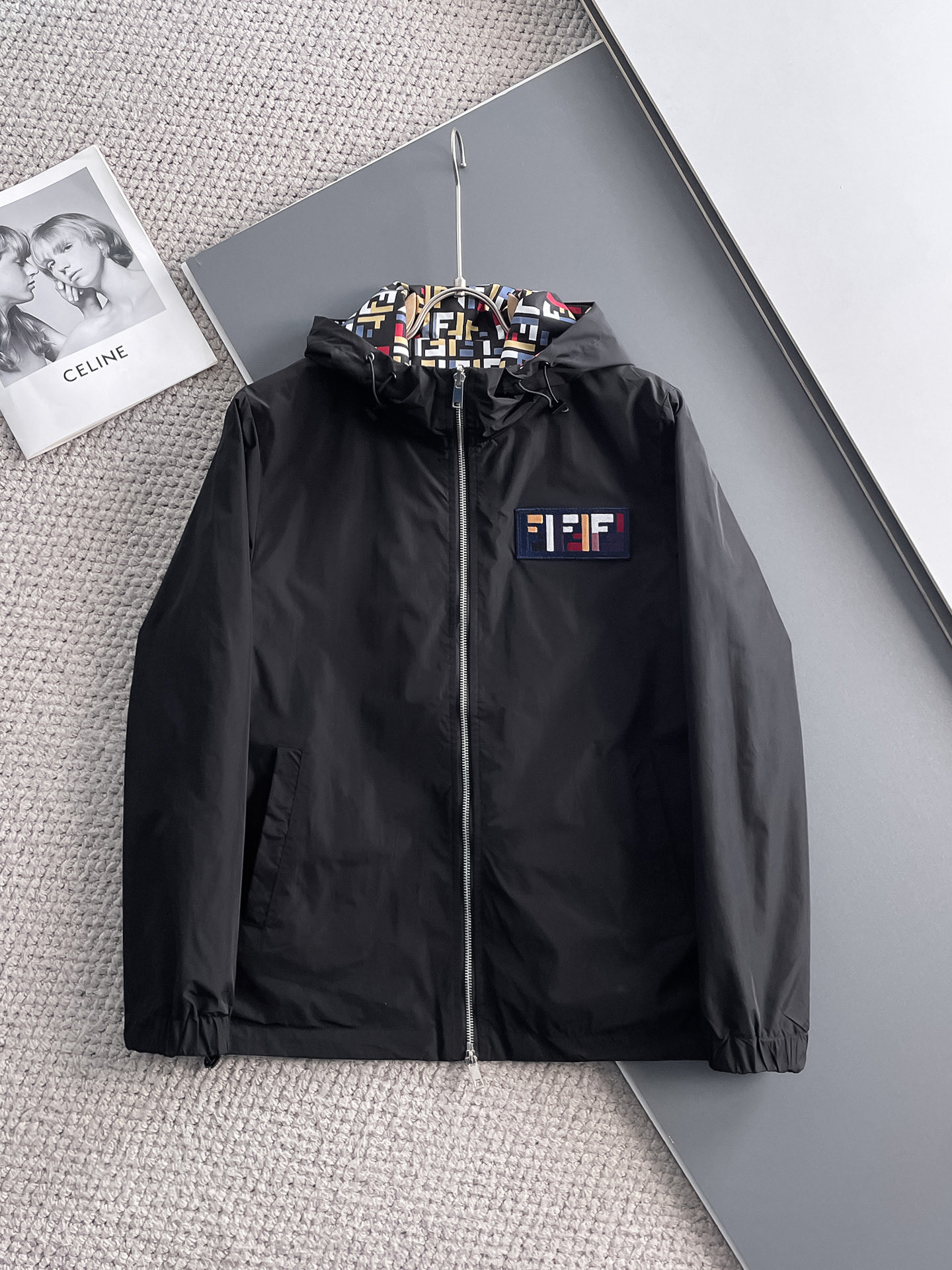 NO:511200,Fendi double-sided wear, 2025 spring new jacket jacket, the new product on the show is perfect, comfortable and warm, the three-standard complete colors and full and attractive, and the very outstanding design easily advances the sense of fashion, the workmanship is extremely exquisite and rigorous, and the wiring is neat and meticulous!  A masterpiece of a big-name designer!  The upper body doesn't look bloated and super handsome!  Spot code M ~ XXXL,,fendi,jackets & coats,jackets & coats,alexander wang19860909芬迪 双面穿,2025春季新款夹克外套,秀场新品品相非常完美,舒适保暖,三标齐全色泽饱满诱人,非常出彩的设计,轻松将时髦感进阶,做工极为考究严谨,走线工整细致！大牌设计师巨作！上身不显臃肿、超级帅气！现货码数M ～ XXXL,,fendi,jackets & coats,jackets & coats,alexander wang,Men's clothing