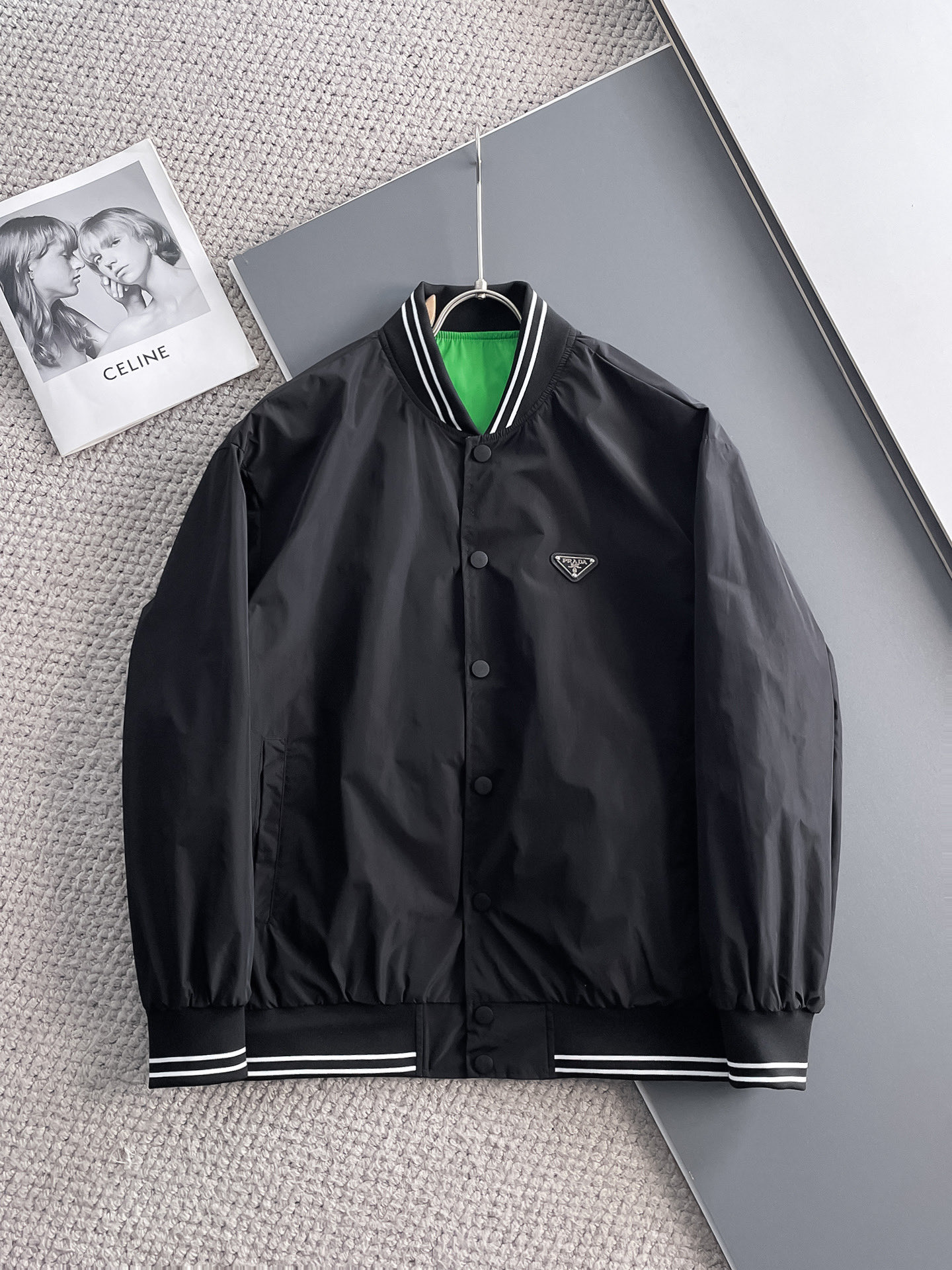 NO:511197,Prada's new spring jacket 2025, the new product on the show is perfect, comfortable and warm, the three standards have a complete color and full and attractive color, and the very outstanding design easily advances the sense of fashion, the workmanship is extremely exquisite and rigorous, and the wiring is neat and meticulous!  A masterpiece of a big-name designer!  The upper body doesn't look bloated and super handsome!  Spot code M ~ XXXL,,prada,jackets & coats,jackets & coats,alexander wang19860909普拉达 2025春季新款夹克外套,秀场新品品相非常完美,舒适保暖,三标齐全色泽饱满诱人,非常出彩的设计,轻松将时髦感进阶,做工极为考究严谨,走线工整细致！大牌设计师巨作！上身不显臃肿、超级帅气！现货码数M ～ XXXL,,prada,jackets & coats,jackets & coats,alexander wang,Men's clothing