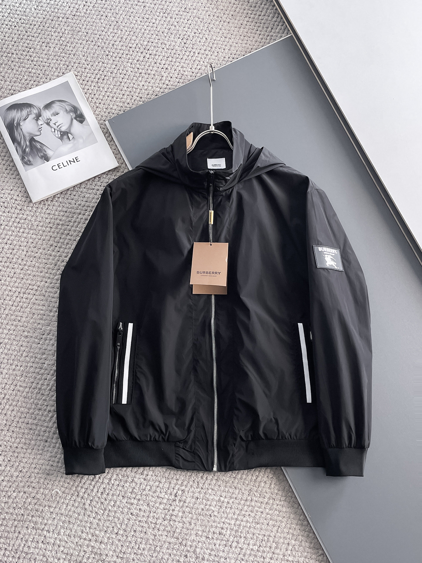 NO:511228,Burberry's new spring jacket for 2025, the new product on the show is perfect, comfortable and warm, the three-standard complete colors and full and attractive, and the very outstanding design easily advances the sense of fashion. The workmanship is extremely exquisite and rigorous, and the wiring is neat and meticulous!  A masterpiece of a big-name designer!  The upper body doesn't look bloated and super handsome!  Spot code M ~ XXXL,,burberry,jackets & coats,jackets & coats,alexander wang19860909巴宝莉 2025春季新款夹克外套,秀场新品品相非常完美,舒适保暖,三标齐全色泽饱满诱人,非常出彩的设计,轻松将时髦感进阶,做工极为考究严谨,走线工整细致！大牌设计师巨作！上身不显臃肿、超级帅气！现货码数M ～ XXXL,,burberry,jackets & coats,jackets & coats,alexander wang,Men's clothing