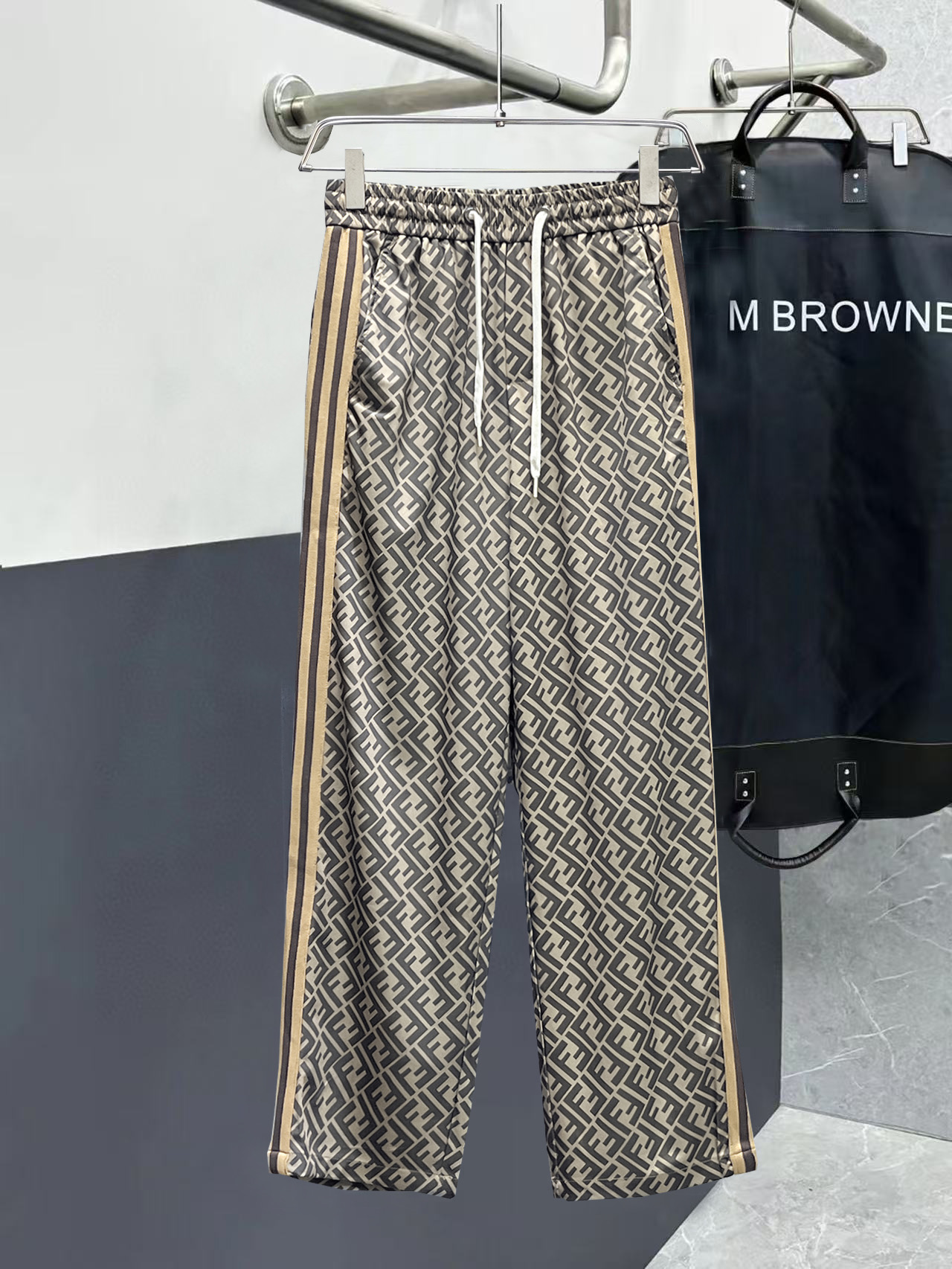 NO:526267,Fendi Spring 2025 new casual pants! The official website is released simultaneously. The brand's classic LOGO casual pants, customized fabric, excellent comfort and strong hand touch. The work is extremely sensitive and the perfect quality craftsmanship. Size M-3XL, fendi, alexander wang19860909芬迪 2025春季新款休闲裤！官网同步发售.品牌经典LOGO休闲裤,定制面料,舒适度极好,手触感 烈.辦识度极高,完美品相工艺.尺码M-3XL,,fendi,alexander wang,Men's clothing