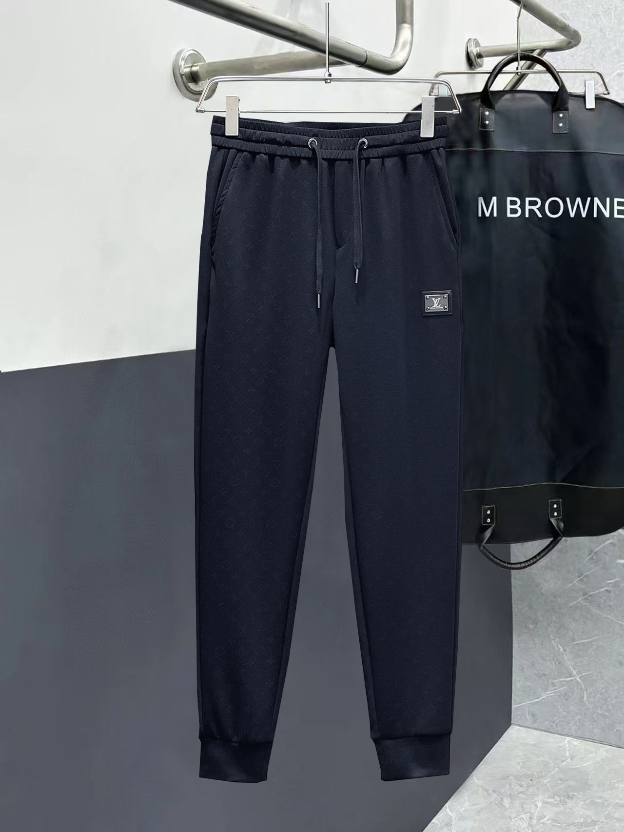 NO:526276,LV 2025 spring new casual pants! The official website is released simultaneously. The brand's classic LOGO casual pants, customized fabric, excellent comfort and strong hand touch. The work is extremely sensitive and the perfect quality craftsmanship. Size M-3XL, louis vuitton, alexander wang19860909LV 2025春季新款休闲裤！官网同步发售.品牌经典LOGO休闲裤,定制面料,舒适度极好,手触感 烈.辦识度极高,完美品相工艺.尺码M-3XL,,louis vuitton,alexander wang,Men's clothing