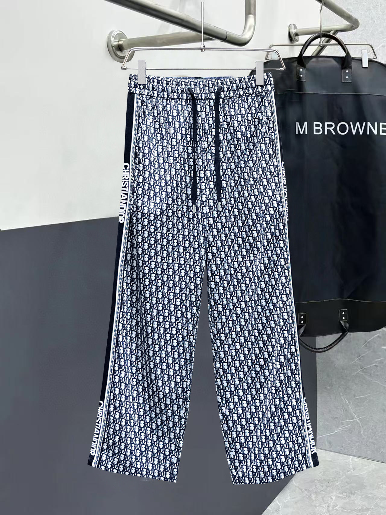 NO:526273,Dior 2025 spring new casual pants! The official website is released simultaneously. The brand's classic LOGO casual pants, customized fabric, excellent comfort and strong hand touch. The work is highly conscious and the perfect quality craftsmanship. Size M-3XL, dior, alexander wang19860909迪奥 2025春季新款休闲裤！官网同步发售.品牌经典LOGO休闲裤,定制面料,舒适度极好,手触感 烈.辦识度极高,完美品相工艺.尺码M-3XL,,dior,alexander wang,Men's clothing