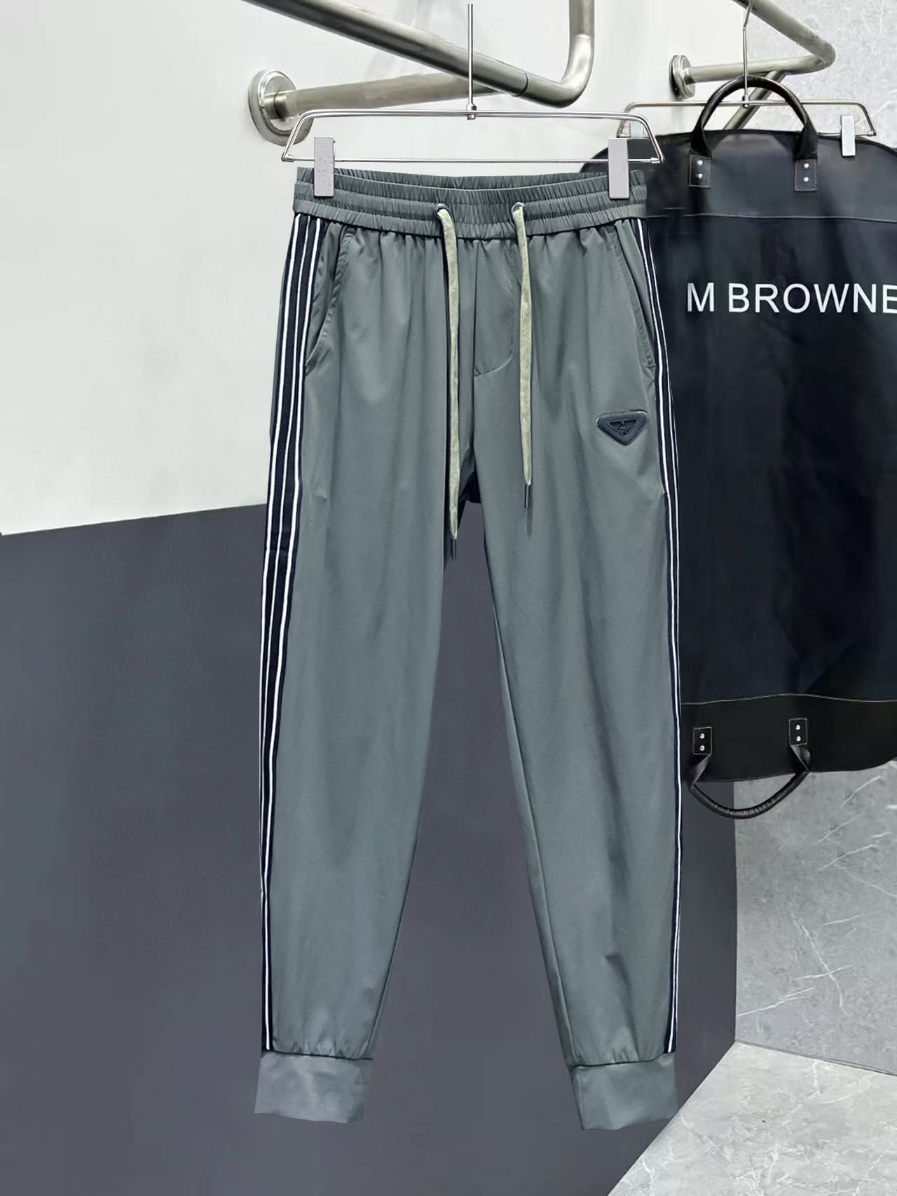 NO:526274,Prada 2025 spring new casual pants! The official website is released simultaneously. The brand's classic LOGO casual pants, customized fabric, excellent comfort and strong hand touch. The work is highly conscious and the perfect quality craftsmanship. Size M-3XL, prada, alexander wang19860909普拉达 2025春季新款休闲裤！官网同步发售.品牌经典LOGO休闲裤,定制面料,舒适度极好,手触感 烈.辦识度极高,完美品相工艺.尺码M-3XL,,prada,alexander wang,Men's clothing