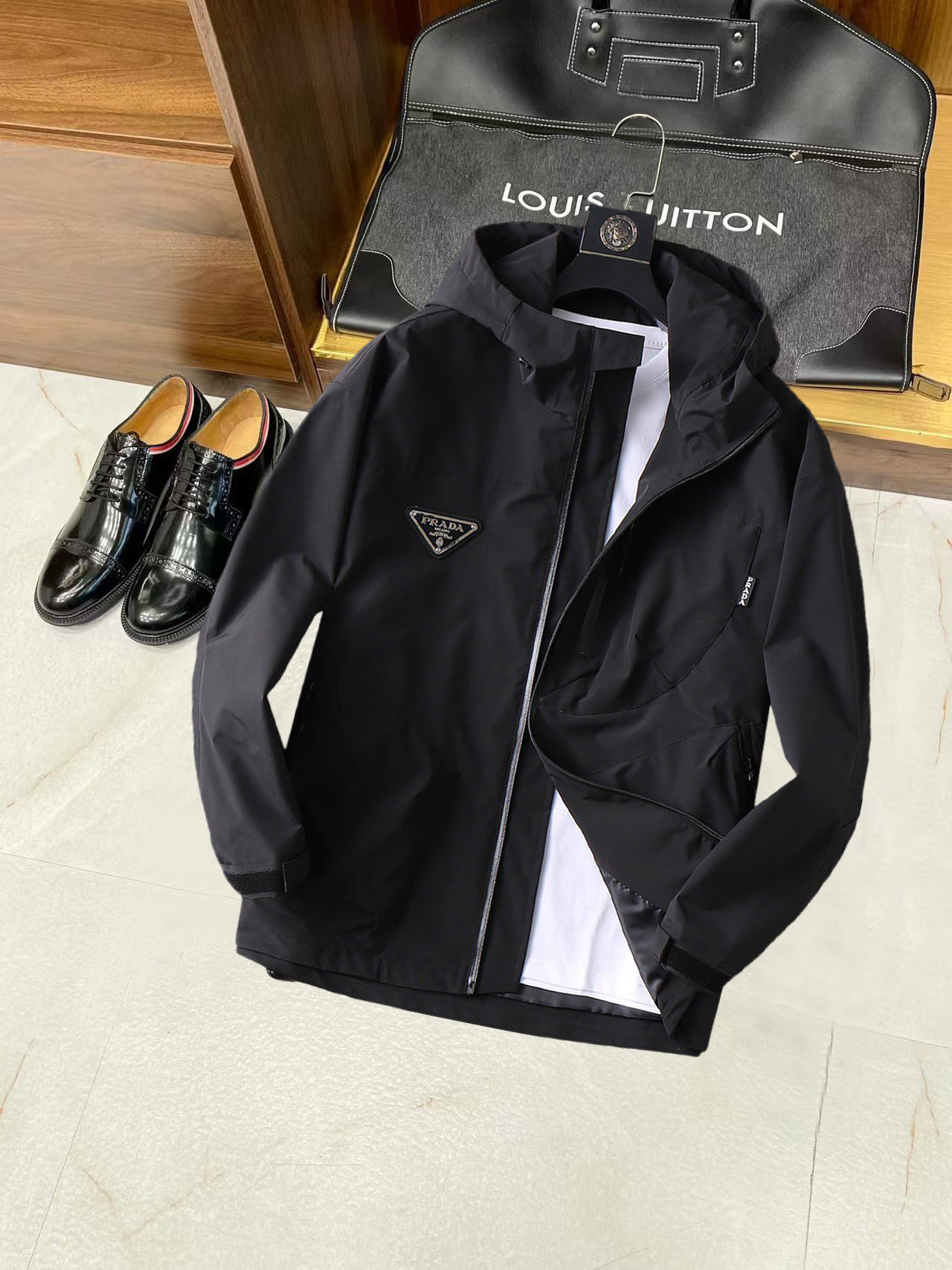 NO:134965,Prada's new spring jacket, the new product on the show is perfect, comfortable and warm, the three-standard complete colors and full and attractive, and the very outstanding design easily advances the sense of fashion, the workmanship is extremely exquisite and rigorous, and the wiring is neat and meticulous!  A masterpiece of a big-name designer!  The upper body doesn't look bloated and super handsome!  Spot code M ~ XXXL,,prada,jackets & coats,jackets & coats,alexander wang19860909普拉达 开春新款夹克外套,秀场新品品相非常完美,舒适保暖,三标齐全色泽饱满诱人,非常出彩的设计,轻松将时髦感进阶,做工极为考究严谨,走线工整细致！大牌设计师巨作！上身不显臃肿、超级帅气！现货码数M ～ XXXL,,prada,jackets & coats,jackets & coats,alexander wang,Men's clothing