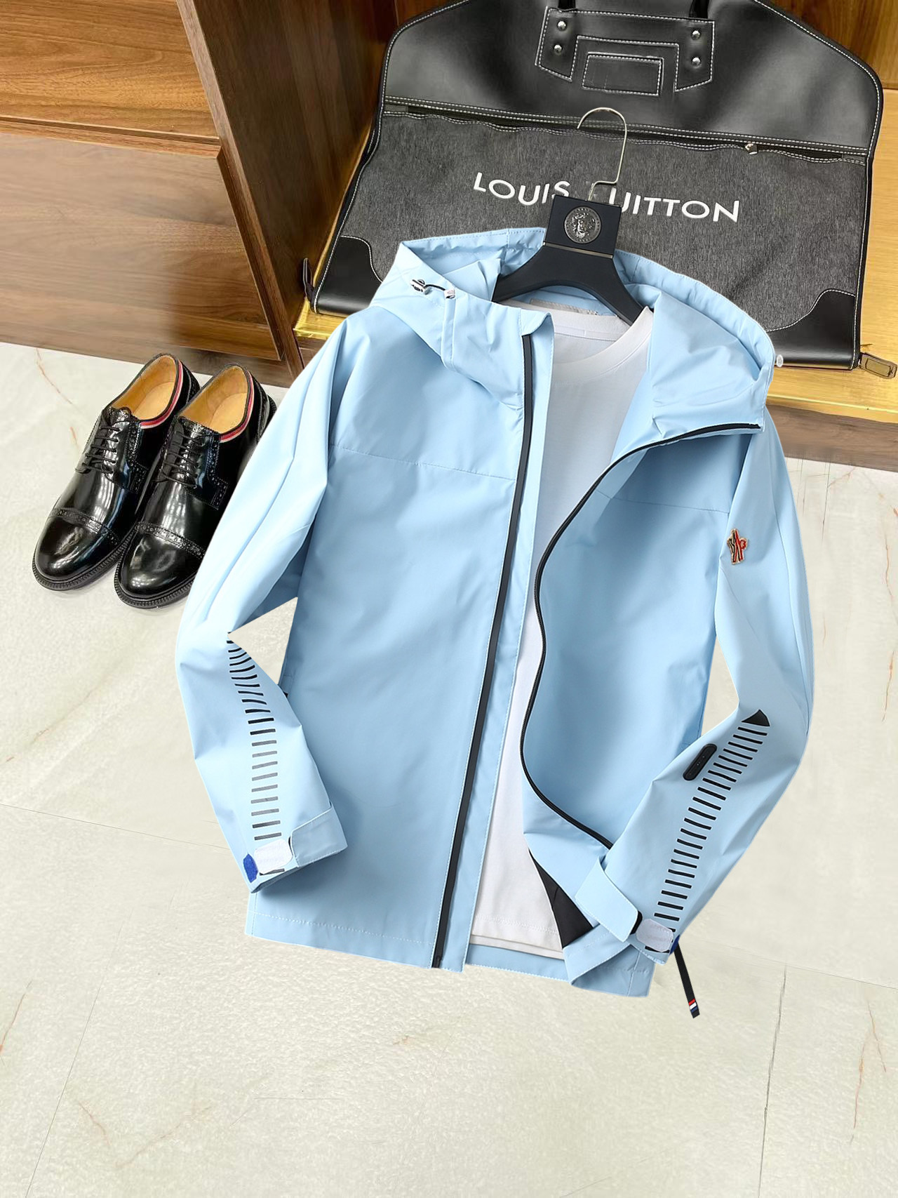 NO:134967,The new jacket and jacket in the spring are perfect for the show, comfortable and warm, the three-standard complete colors and full and attractive, and the very outstanding design easily advances the sense of fashion. The workmanship is extremely exquisite and rigorous, and the wiring is neat and meticulous!  A masterpiece of a big-name designer!  The upper body doesn't look bloated and super handsome!  Spot code M ~ XXXL,,Moncler,jackets & coats,jackets & coats,alexander wang19860909蒙口 开春新款夹克外套,秀场新品品相非常完美,舒适保暖,三标齐全色泽饱满诱人,非常出彩的设计,轻松将时髦感进阶,做工极为考究严谨,走线工整细致！大牌设计师巨作！上身不显臃肿、超级帅气！现货码数M ～ XXXL,,Moncler,jackets & coats,jackets & coats,alexander wang,Men's clothing