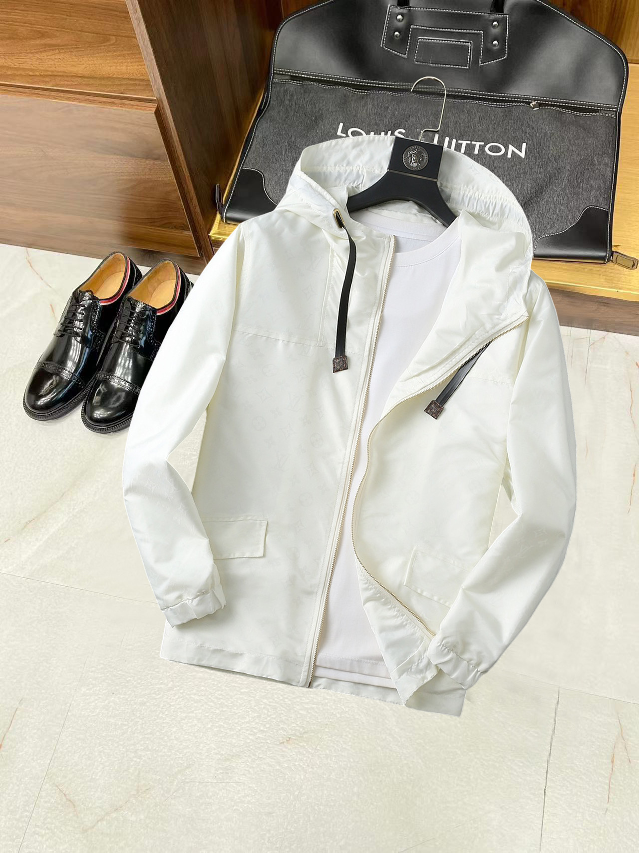 NO:134968,LV New spring jacket, the new product on the show is perfect, comfortable and warm, the three-standard complete colors and full and attractive, and the very outstanding design easily advances the sense of fashion. The workmanship is extremely exquisite and rigorous, and the wiring is neat and meticulous!  A masterpiece of a big-name designer!  The upper body doesn't look bloated and super handsome!  Spot code M ~ XXXL,,louis vuitton,jackets & coats,jackets & coats,alexander wang19860909LV 开春新款夹克外套,秀场新品品相非常完美,舒适保暖,三标齐全色泽饱满诱人,非常出彩的设计,轻松将时髦感进阶,做工极为考究严谨,走线工整细致！大牌设计师巨作！上身不显臃肿、超级帅气！现货码数M ～ XXXL,,louis vuitton,jackets & coats,jackets & coats,alexander wang,Men's clothing