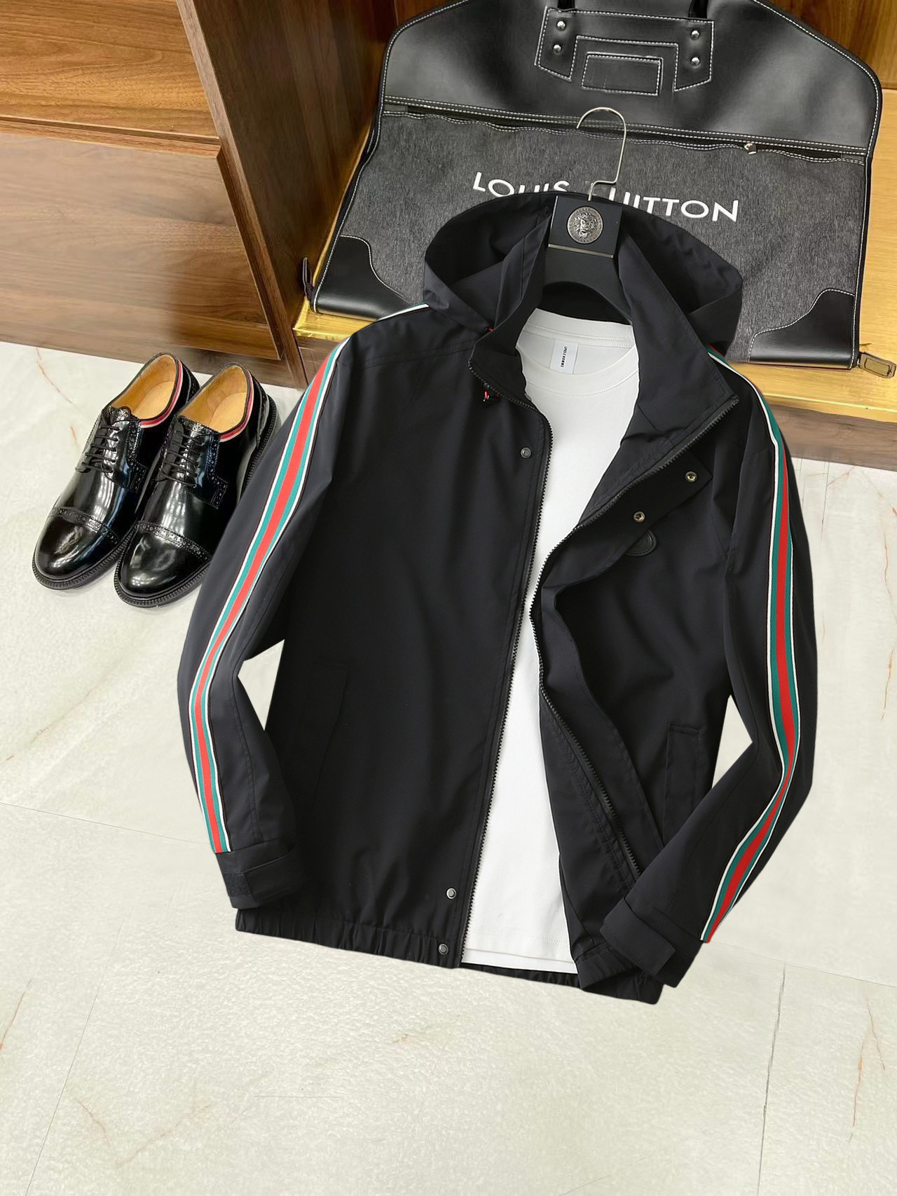 NO:134970,Guqi New jacket and jacket in the spring, the new product on the show is perfect, comfortable and warm, the three standards are complete in color and full and attractive, and the very outstanding design easily advances the sense of fashion. The workmanship is extremely exquisite and rigorous, and the wiring is neat and meticulous!  A masterpiece of a big-name designer!  The upper body doesn't look bloated and super handsome!  Spot code M ~ XXXL,,jackets & coats,jackets & coats,alexander wang19860909古奇 开春新款夹克外套,秀场新品品相非常完美,舒适保暖,三标齐全色泽饱满诱人,非常出彩的设计,轻松将时髦感进阶,做工极为考究严谨,走线工整细致！大牌设计师巨作！上身不显臃肿、超级帅气！现货码数M ～ XXXL,,jackets & coats,jackets & coats,alexander wang,Men's clothing