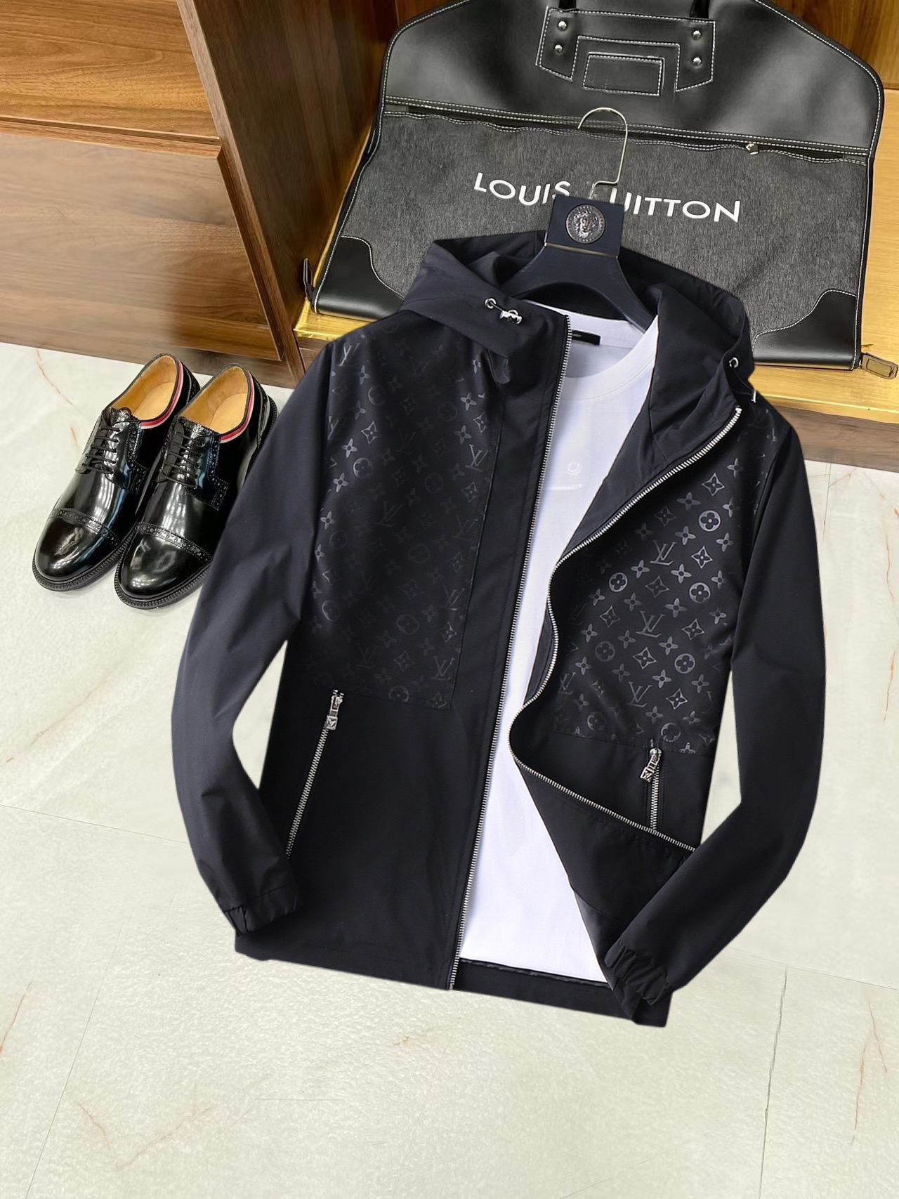 NO:134908,LV New spring jacket, the new product on the show is perfect, comfortable and warm, the three-standard complete colors and full and attractive, and the very outstanding design easily advances the sense of fashion. The workmanship is extremely exquisite and rigorous, and the wiring is neat and meticulous!  A masterpiece of a big-name designer!  The upper body doesn't look bloated and super handsome!  Spot code M ~ XXXL,,louis vuitton,jackets & coats,jackets & coats,alexander wang19860909LV 开春新款夹克外套,秀场新品品相非常完美,舒适保暖,三标齐全色泽饱满诱人,非常出彩的设计,轻松将时髦感进阶,做工极为考究严谨,走线工整细致！大牌设计师巨作！上身不显臃肿、超级帅气！现货码数M ～ XXXL,,louis vuitton,jackets & coats,jackets & coats,alexander wang,Men's clothing