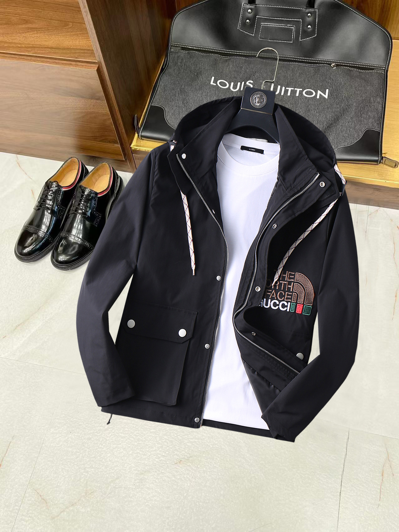 NO:134910,Guqi New spring jacket, the new product on the show is perfect, comfortable and warm, the three standards have a complete color and full and attractive color, and the very outstanding design easily advances the sense of fashion. The workmanship is extremely exquisite and rigorous, and the wiring is neat and meticulous!  A masterpiece of a big-name designer!  The upper body doesn't look bloated and super handsome!  Spot code M ~ XXXL,,jackets & coats,jackets & coats,alexander wang19860909古奇 开春新款夹克外套,秀场新品品相非常完美,舒适保暖,三标齐全色泽饱满诱人,非常出彩的设计,轻松将时髦感进阶,做工极为考究严谨,走线工整细致！大牌设计师巨作！上身不显臃肿、超级帅气！现货码数M ～ XXXL,,jackets & coats,jackets & coats,alexander wang,Men's clothing