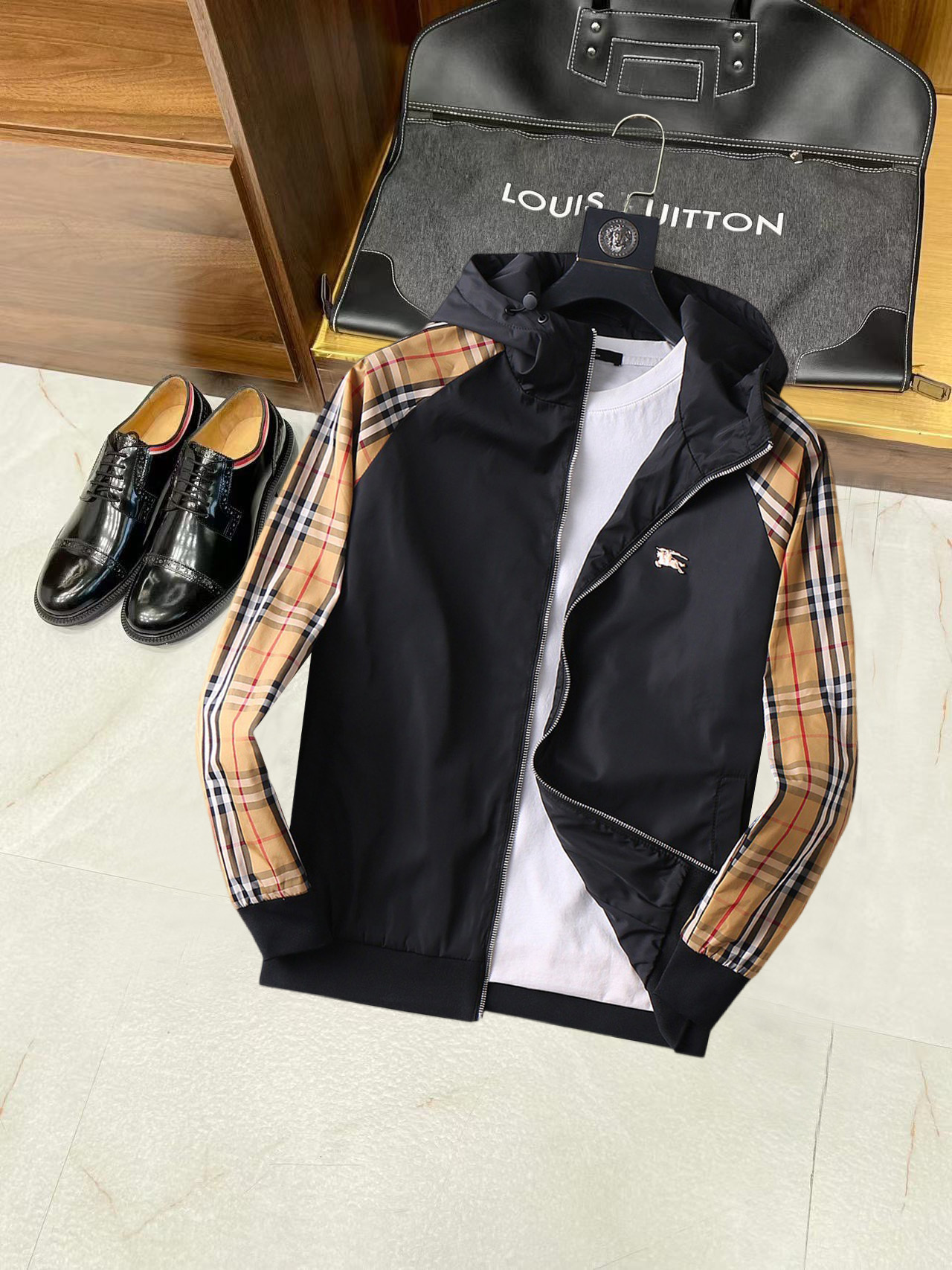 NO:134912,Burberry's new spring jacket, the new product on the show is perfect, comfortable and warm, the three-standard complete colors and full and attractive, and the very outstanding design easily advances the sense of fashion. The workmanship is extremely exquisite and rigorous, and the wiring is neat and meticulous!  A masterpiece of a big-name designer!  The upper body doesn't look bloated and super handsome!  Spot code M ~ XXXL,,burberry,jackets & coats,jackets & coats,alexander wang19860909巴宝莉 开春新款夹克外套,秀场新品品相非常完美,舒适保暖,三标齐全色泽饱满诱人,非常出彩的设计,轻松将时髦感进阶,做工极为考究严谨,走线工整细致！大牌设计师巨作！上身不显臃肿、超级帅气！现货码数M ～ XXXL,,burberry,jackets & coats,jackets & coats,alexander wang,Men's clothing