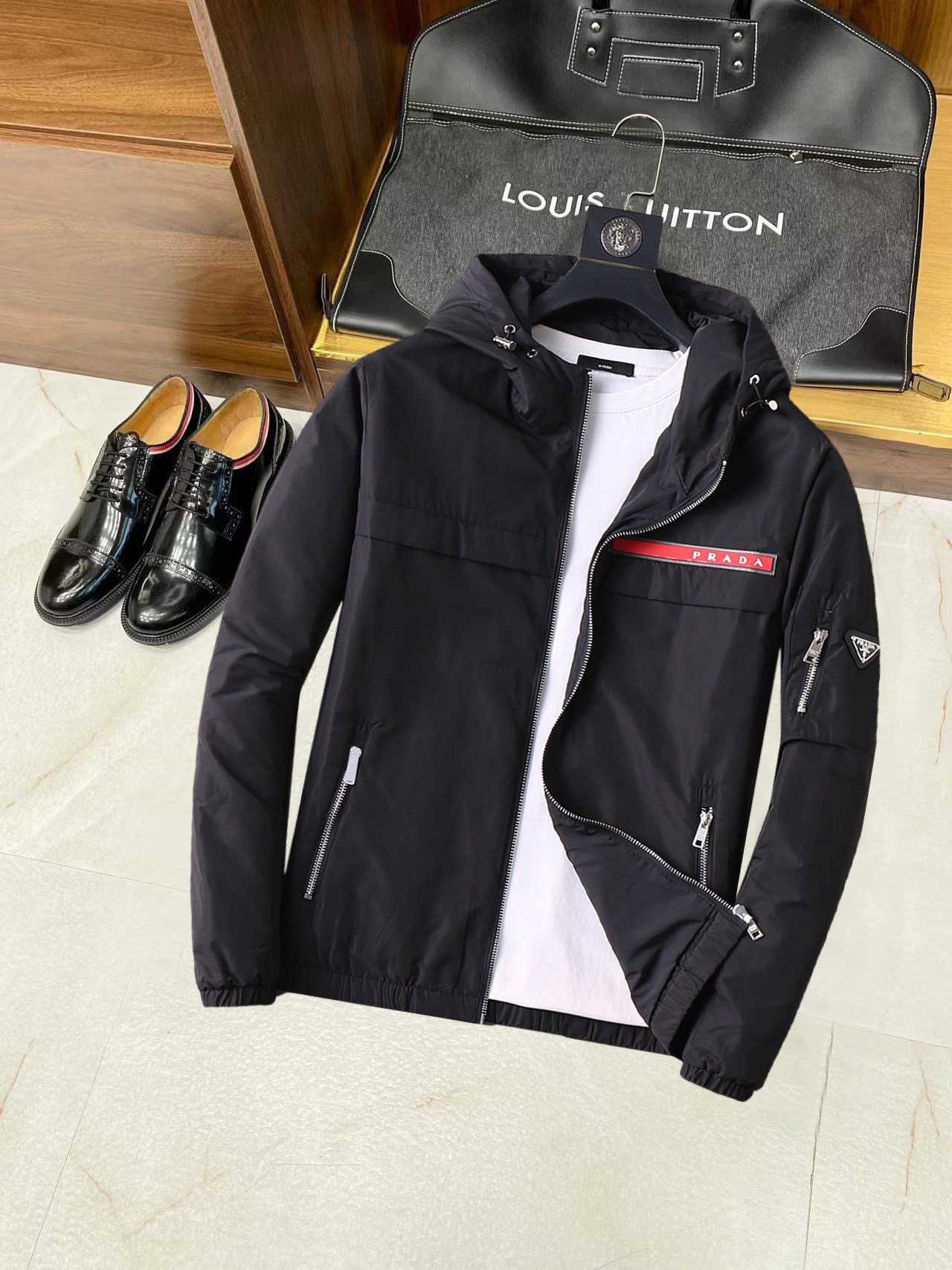 NO:134916,Prada's new spring jacket, the new product on the show is perfect, comfortable and warm, the three-standard complete colors and full and attractive, and the very outstanding design easily advances the sense of fashion, the workmanship is extremely exquisite and rigorous, and the wiring is neat and meticulous!  A masterpiece of a big-name designer!  The upper body doesn't look bloated and super handsome!  Spot code M ~ XXXL,,prada,jackets & coats,jackets & coats,alexander wang19860909普拉达 开春新款夹克外套,秀场新品品相非常完美,舒适保暖,三标齐全色泽饱满诱人,非常出彩的设计,轻松将时髦感进阶,做工极为考究严谨,走线工整细致！大牌设计师巨作！上身不显臃肿、超级帅气！现货码数M ～ XXXL,,prada,jackets & coats,jackets & coats,alexander wang,Men's clothing