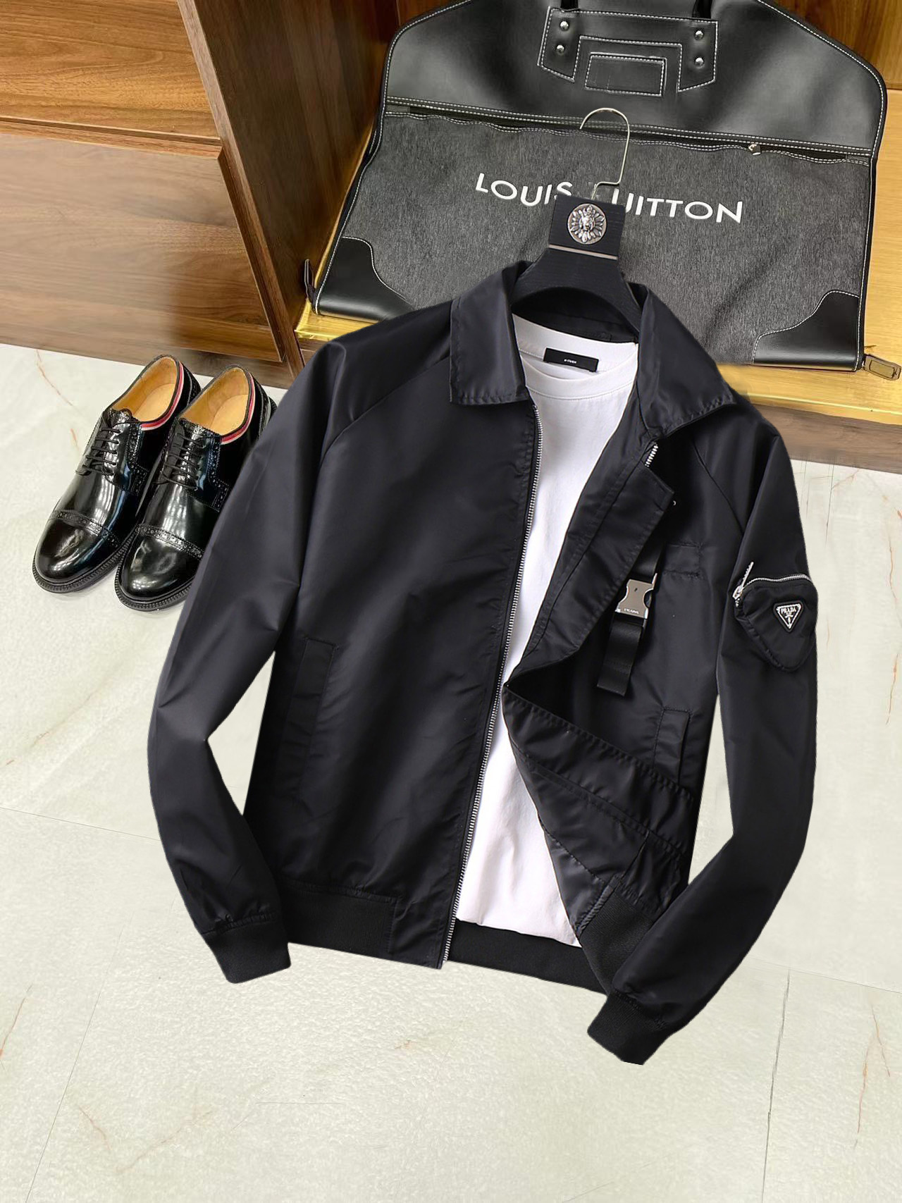 NO:134901,Prada's new spring jacket, the new product on the show is perfect, comfortable and warm, the three-standard complete colors and full and attractive, and the very outstanding design easily advances the sense of fashion, the workmanship is extremely exquisite and rigorous, and the wiring is neat and meticulous!  A masterpiece of a big-name designer!  The upper body doesn't look bloated and super handsome!  Spot code M ~ XXXL,,prada,jackets & coats,jackets & coats,alexander wang19860909普拉达 开春新款夹克外套,秀场新品品相非常完美,舒适保暖,三标齐全色泽饱满诱人,非常出彩的设计,轻松将时髦感进阶,做工极为考究严谨,走线工整细致！大牌设计师巨作！上身不显臃肿、超级帅气！现货码数M ～ XXXL,,prada,jackets & coats,jackets & coats,alexander wang,Men's clothing