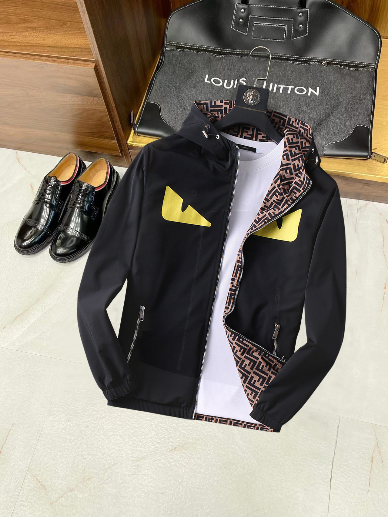 NO:134903,Fendi double-sided wear, a new spring jacket, the new product on the show is perfect, comfortable and warm, the three-standard complete colors and full and attractive, and the very outstanding design easily advances the sense of fashion, the workmanship is extremely exquisite and rigorous, and the wiring is neat and meticulous!  A masterpiece of a big-name designer!  The upper body doesn't look bloated and super handsome!  Spot code M ~ XXXL,,fendi,jackets & coats,jackets & coats,alexander wang19860909芬迪 双面穿,开春新款夹克外套,秀场新品品相非常完美,舒适保暖,三标齐全色泽饱满诱人,非常出彩的设计,轻松将时髦感进阶,做工极为考究严谨,走线工整细致！大牌设计师巨作！上身不显臃肿、超级帅气！现货码数M ～ XXXL,,fendi,jackets & coats,jackets & coats,alexander wang,Men's clothing