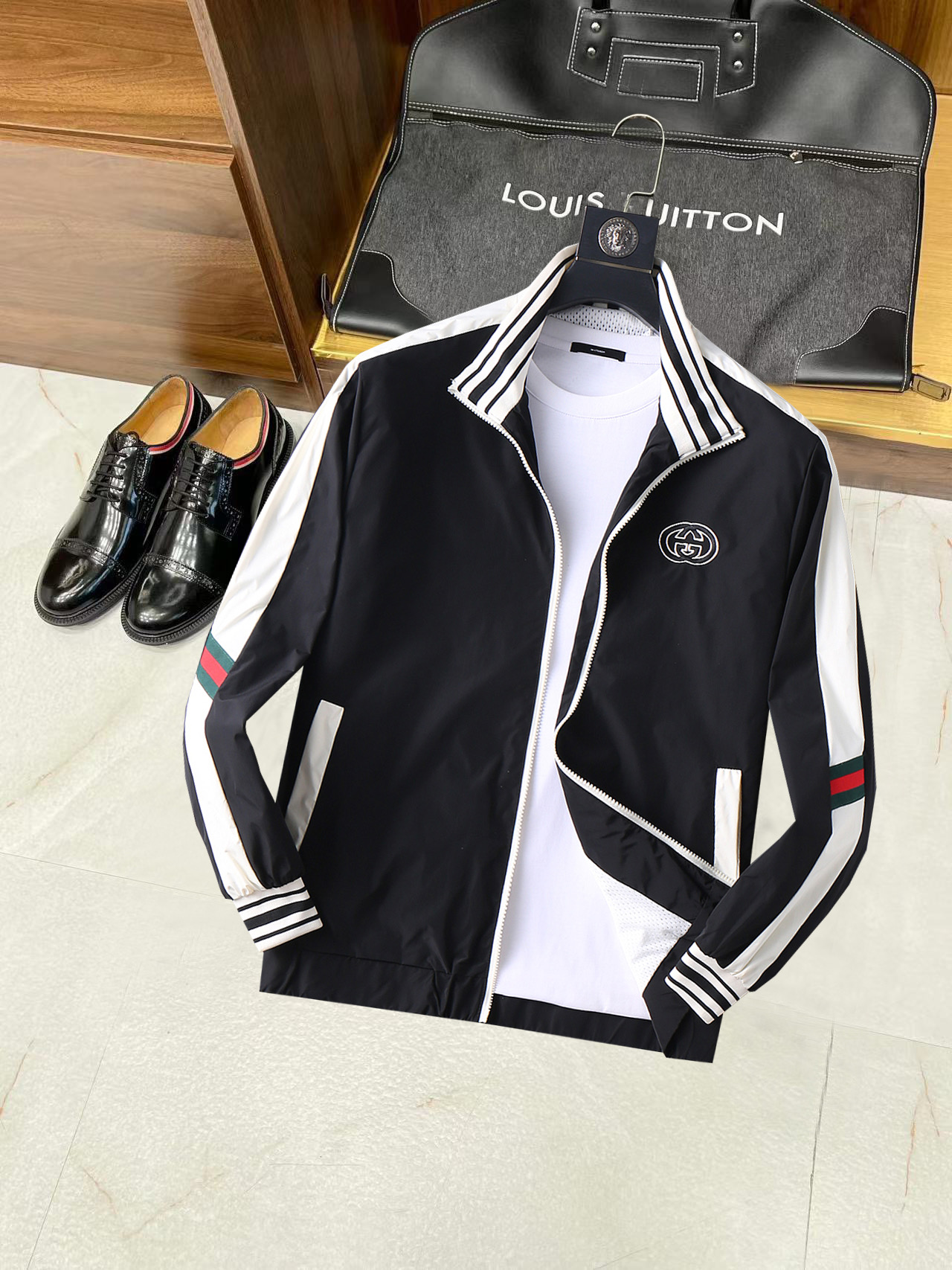 NO:134907,Guqi New jacket and jacket in the spring, the new product on the show is perfect, comfortable and warm, the three standards are complete in color and full and attractive, and the very outstanding design easily advances the sense of fashion. The workmanship is extremely exquisite and rigorous, and the wiring is neat and meticulous!  A masterpiece of a big-name designer!  The upper body doesn't look bloated and super handsome!  Spot code M ~ XXXL,,jackets & coats,jackets & coats,alexander wang19860909古奇 开春新款夹克外套,秀场新品品相非常完美,舒适保暖,三标齐全色泽饱满诱人,非常出彩的设计,轻松将时髦感进阶,做工极为考究严谨,走线工整细致！大牌设计师巨作！上身不显臃肿、超级帅气！现货码数M ～ XXXL,,jackets & coats,jackets & coats,alexander wang,Men's clothing