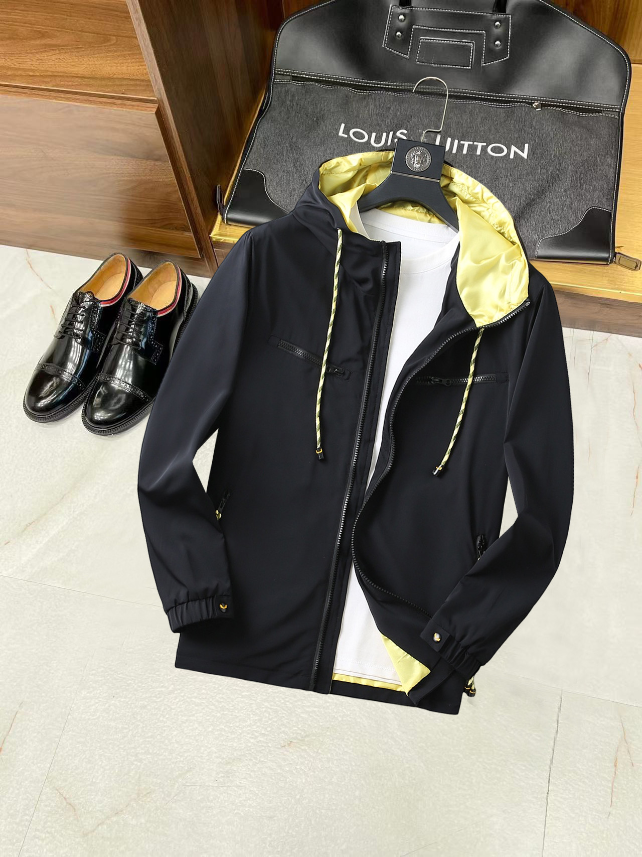 NO:134973,Fendi's new spring jacket, the new product on the show is perfect, comfortable and warm, the three-standard complete colors and full and attractive, and the very outstanding design easily advances the sense of fashion, the workmanship is extremely exquisite and rigorous, and the wiring is neat and meticulous!  A masterpiece of a big-name designer!  The upper body doesn't look bloated and super handsome!  Spot code M ~ XXXL,,fendi,jackets & coats,jackets & coats,alexander wang19860909芬迪 开春新款夹克外套,秀场新品品相非常完美,舒适保暖,三标齐全色泽饱满诱人,非常出彩的设计,轻松将时髦感进阶,做工极为考究严谨,走线工整细致！大牌设计师巨作！上身不显臃肿、超级帅气！现货码数M ～ XXXL,,fendi,jackets & coats,jackets & coats,alexander wang,Men's clothing