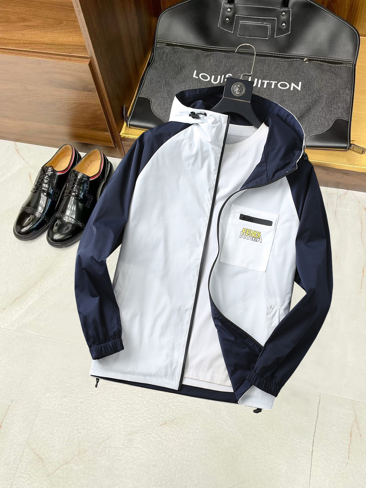 NO:134976,Fendi double-sided wear, a new spring jacket, the new product on the show is perfect, comfortable and warm, the three-standard complete colors and full and attractive, and the very outstanding design easily advances the sense of fashion, the workmanship is extremely exquisite and rigorous, and the wiring is neat and meticulous!  A masterpiece of a big-name designer!  The upper body doesn't look bloated and super handsome!  Spot code M ~ XXXL,,fendi,jackets & coats,jackets & coats,alexander wang19860909芬迪 双面穿,开春新款夹克外套,秀场新品品相非常完美,舒适保暖,三标齐全色泽饱满诱人,非常出彩的设计,轻松将时髦感进阶,做工极为考究严谨,走线工整细致！大牌设计师巨作！上身不显臃肿、超级帅气！现货码数M ～ XXXL,,fendi,jackets & coats,jackets & coats,alexander wang,Men's clothing