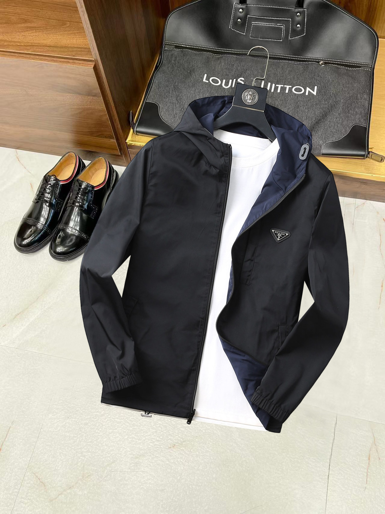 NO:134979,Prada wears double-sided clothes, a new spring jacket, the new products on the show are perfect, comfortable and warm, the three-standard complete colors and full and attractive, and the very outstanding design easily advances the sense of fashion, the workmanship is extremely exquisite and rigorous, and the wiring is neat and meticulous!  A masterpiece of a big-name designer!  The upper body doesn't look bloated and super handsome!  Spot code M ~ XXXL,,prada,jackets & coats,jackets & coats,alexander wang19860909普拉达 双面穿,开春新款夹克外套,秀场新品品相非常完美,舒适保暖,三标齐全色泽饱满诱人,非常出彩的设计,轻松将时髦感进阶,做工极为考究严谨,走线工整细致！大牌设计师巨作！上身不显臃肿、超级帅气！现货码数M ～ XXXL,,prada,jackets & coats,jackets & coats,alexander wang,Men's clothing