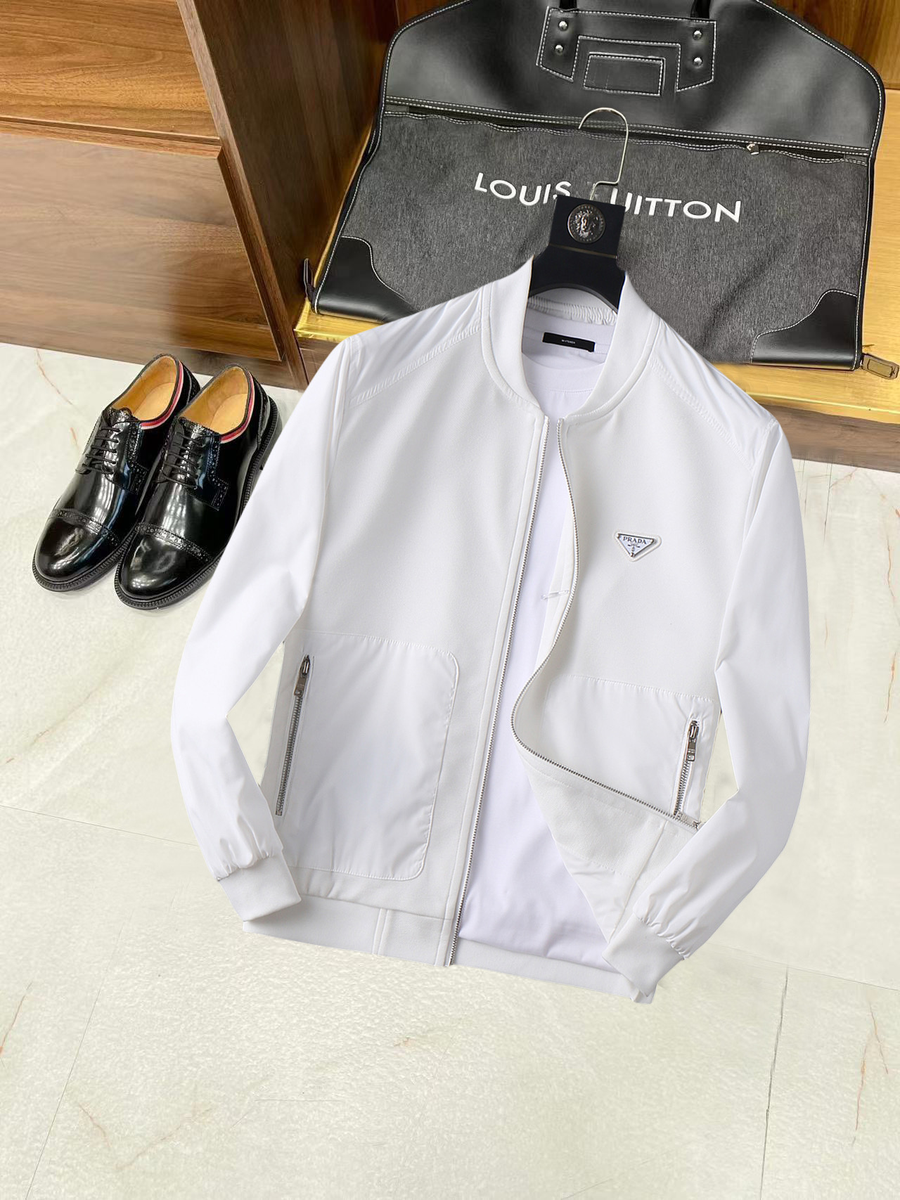 NO:134909,Prada's new spring jacket, the new product on the show is perfect, comfortable and warm, the three-standard complete colors and full and attractive, and the very outstanding design easily advances the sense of fashion, the workmanship is extremely exquisite and rigorous, and the wiring is neat and meticulous!  A masterpiece of a big-name designer!  The upper body doesn't look bloated and super handsome!  Spot code M ~ XXXL,,prada,jackets & coats,jackets & coats,alexander wang19860909普拉达 开春新款夹克外套,秀场新品品相非常完美,舒适保暖,三标齐全色泽饱满诱人,非常出彩的设计,轻松将时髦感进阶,做工极为考究严谨,走线工整细致！大牌设计师巨作！上身不显臃肿、超级帅气！现货码数M ～ XXXL,,prada,jackets & coats,jackets & coats,alexander wang,Men's clothing