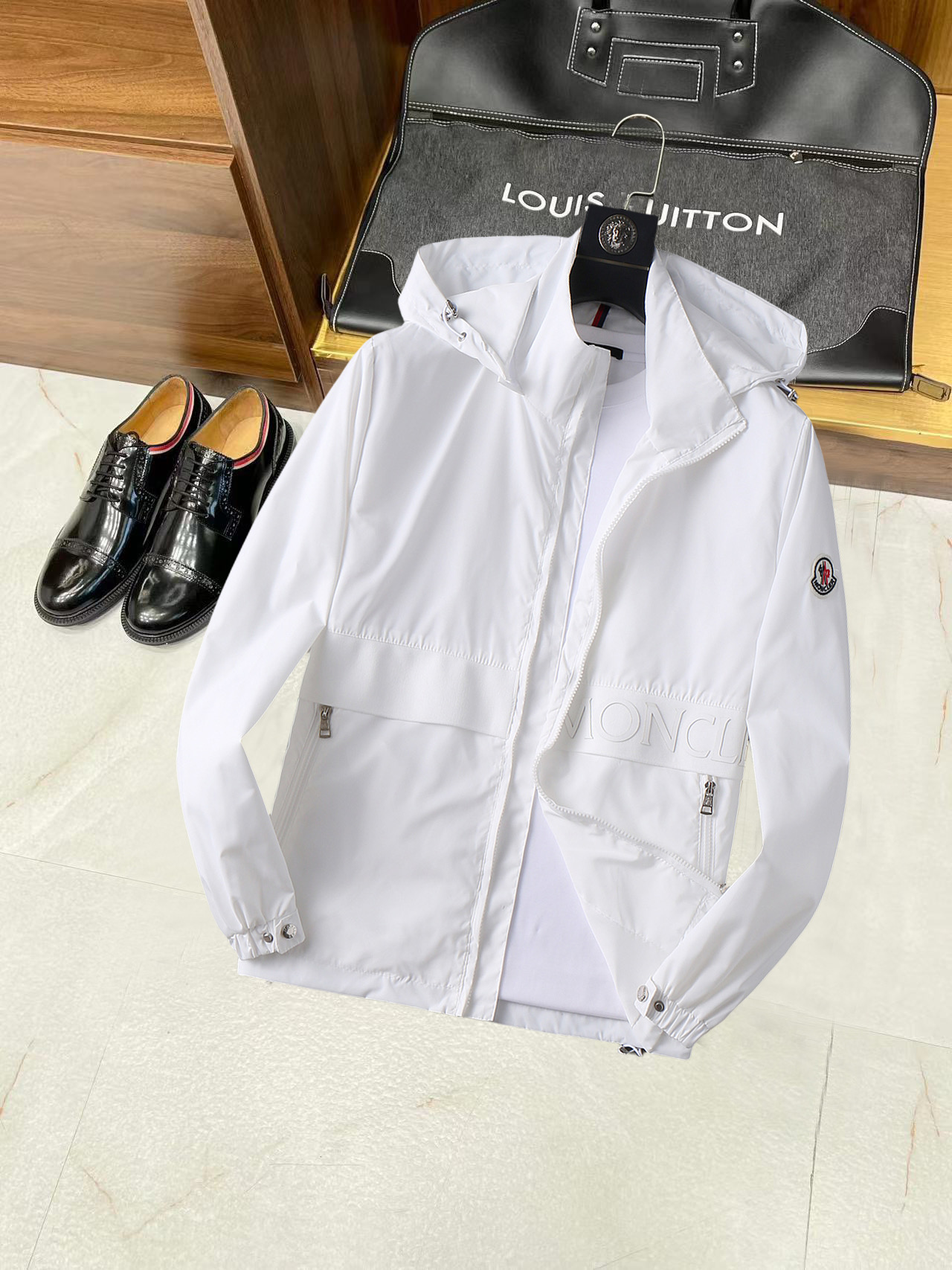 NO:134913,The new jacket and jacket in the spring are perfect for the show, comfortable and warm, the three-standard complete colors and full and attractive, and the very outstanding design easily advances the sense of fashion. The workmanship is extremely exquisite and rigorous, and the wiring is neat and meticulous!  A masterpiece of a big-name designer!  The upper body doesn't look bloated and super handsome!  Spot code M ~ XXXL,,Moncler,jackets & coats,jackets & coats,alexander wang19860909蒙口 开春新款夹克外套,秀场新品品相非常完美,舒适保暖,三标齐全色泽饱满诱人,非常出彩的设计,轻松将时髦感进阶,做工极为考究严谨,走线工整细致！大牌设计师巨作！上身不显臃肿、超级帅气！现货码数M ～ XXXL,,Moncler,jackets & coats,jackets & coats,alexander wang,Men's clothing