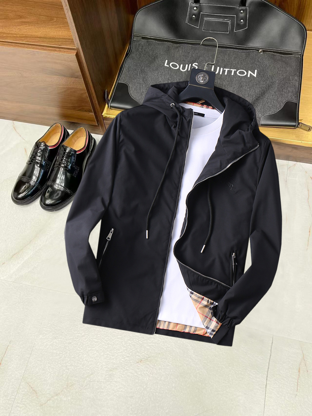 NO:134915,Burberry's new spring jacket, the new product on the show is perfect, comfortable and warm, the three-standard complete colors and full and attractive, and the very outstanding design easily advances the sense of fashion. The workmanship is extremely exquisite and rigorous, and the wiring is neat and meticulous!  A masterpiece of a big-name designer!  The upper body doesn't look bloated and super handsome!  Spot code M ~ XXXL,,burberry,jackets & coats,jackets & coats,alexander wang19860909巴宝莉 开春新款夹克外套,秀场新品品相非常完美,舒适保暖,三标齐全色泽饱满诱人,非常出彩的设计,轻松将时髦感进阶,做工极为考究严谨,走线工整细致！大牌设计师巨作！上身不显臃肿、超级帅气！现货码数M ～ XXXL,,burberry,jackets & coats,jackets & coats,alexander wang,Men's clothing