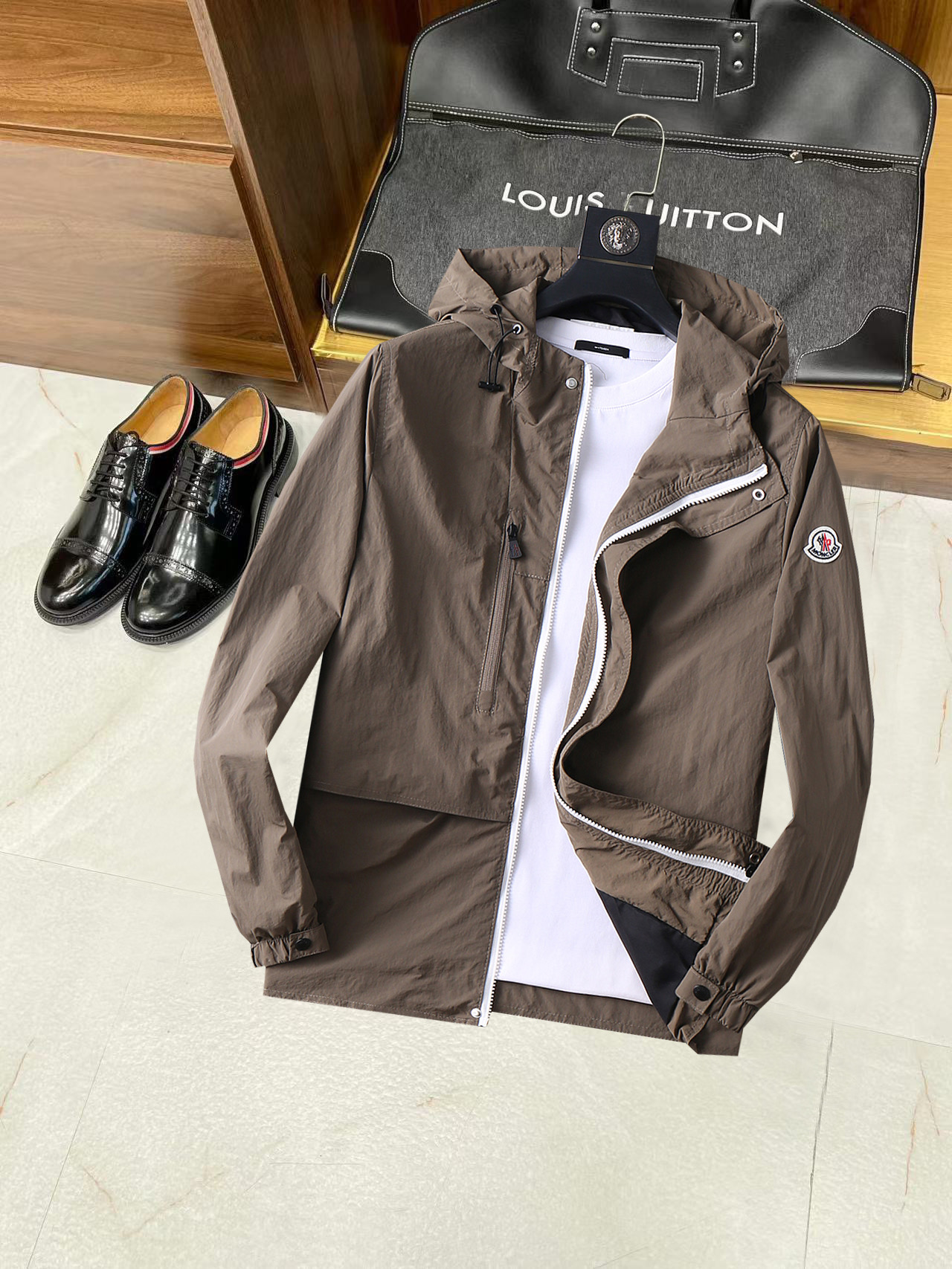 NO:134917,The new jacket and jacket in the spring are perfect for the show, comfortable and warm, the three-standard complete colors and full and attractive, and the very outstanding design easily advances the sense of fashion. The workmanship is extremely exquisite and rigorous, and the wiring is neat and meticulous!  A masterpiece of a big-name designer!  The upper body doesn't look bloated and super handsome!  Spot code M ~ XXXL,,Moncler,jackets & coats,jackets & coats,alexander wang19860909蒙口 开春新款夹克外套,秀场新品品相非常完美,舒适保暖,三标齐全色泽饱满诱人,非常出彩的设计,轻松将时髦感进阶,做工极为考究严谨,走线工整细致！大牌设计师巨作！上身不显臃肿、超级帅气！现货码数M ～ XXXL,,Moncler,jackets & coats,jackets & coats,alexander wang,Men's clothing