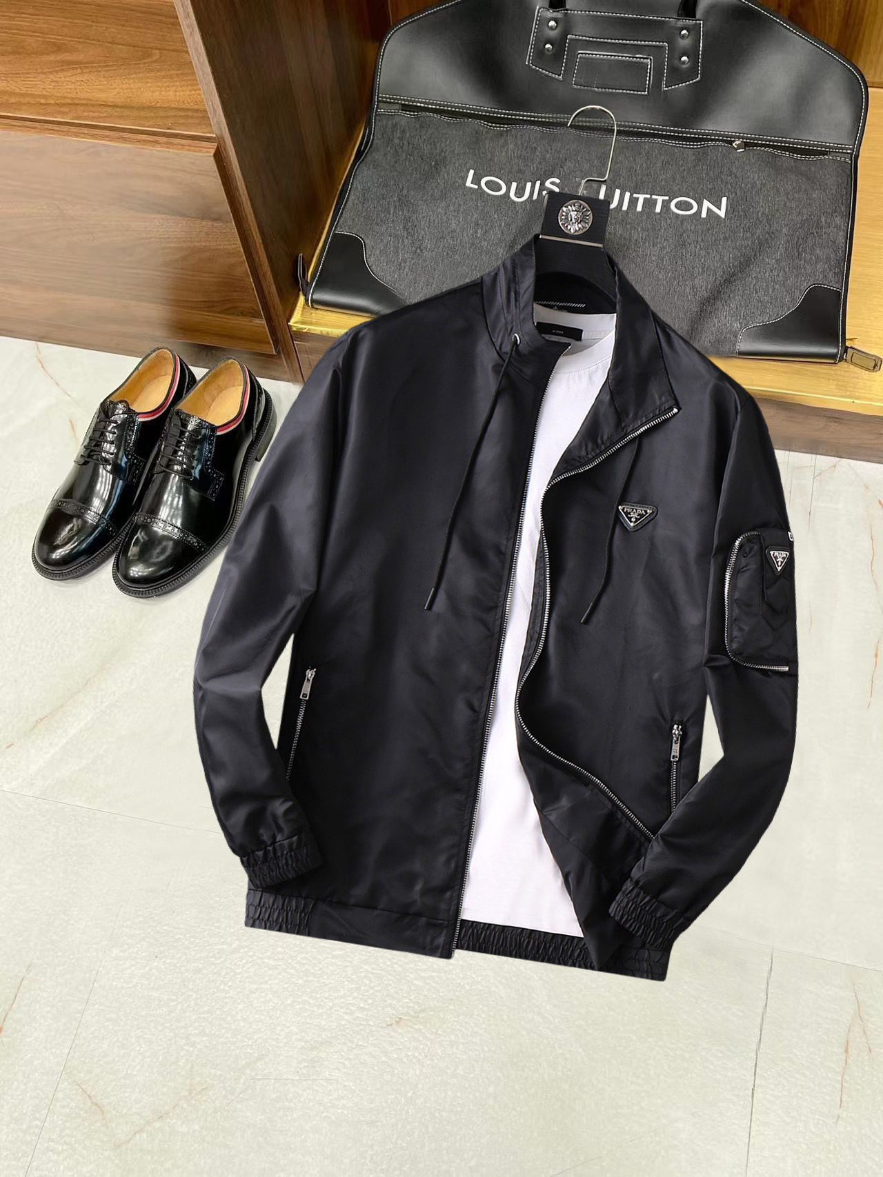 NO:134918,Prada's new spring jacket, the new product on the show is perfect, comfortable and warm, the three-standard complete colors and full and attractive, and the very outstanding design easily advances the sense of fashion, the workmanship is extremely exquisite and rigorous, and the wiring is neat and meticulous!  A masterpiece of a big-name designer!  The upper body doesn't look bloated and super handsome!  Spot code M ~ XXXL,,prada,jackets & coats,jackets & coats,alexander wang19860909普拉达 开春新款夹克外套,秀场新品品相非常完美,舒适保暖,三标齐全色泽饱满诱人,非常出彩的设计,轻松将时髦感进阶,做工极为考究严谨,走线工整细致！大牌设计师巨作！上身不显臃肿、超级帅气！现货码数M ～ XXXL,,prada,jackets & coats,jackets & coats,alexander wang,Men's clothing