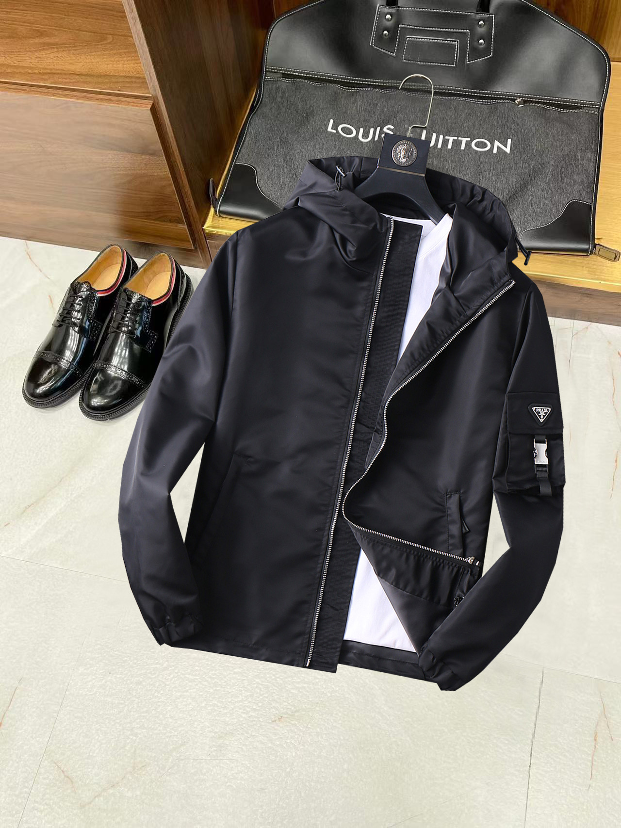 NO:134927,Prada's new spring jacket, the new product on the show is perfect, comfortable and warm, the three-standard complete colors and full and attractive, and the very outstanding design easily advances the sense of fashion, the workmanship is extremely exquisite and rigorous, and the wiring is neat and meticulous!  A masterpiece of a big-name designer!  The upper body doesn't look bloated and super handsome!  Spot code M ~ XXXL,,prada,jackets & coats,jackets & coats,alexander wang19860909普拉达 开春新款夹克外套,秀场新品品相非常完美,舒适保暖,三标齐全色泽饱满诱人,非常出彩的设计,轻松将时髦感进阶,做工极为考究严谨,走线工整细致！大牌设计师巨作！上身不显臃肿、超级帅气！现货码数M ～ XXXL,,prada,jackets & coats,jackets & coats,alexander wang,Men's clothing