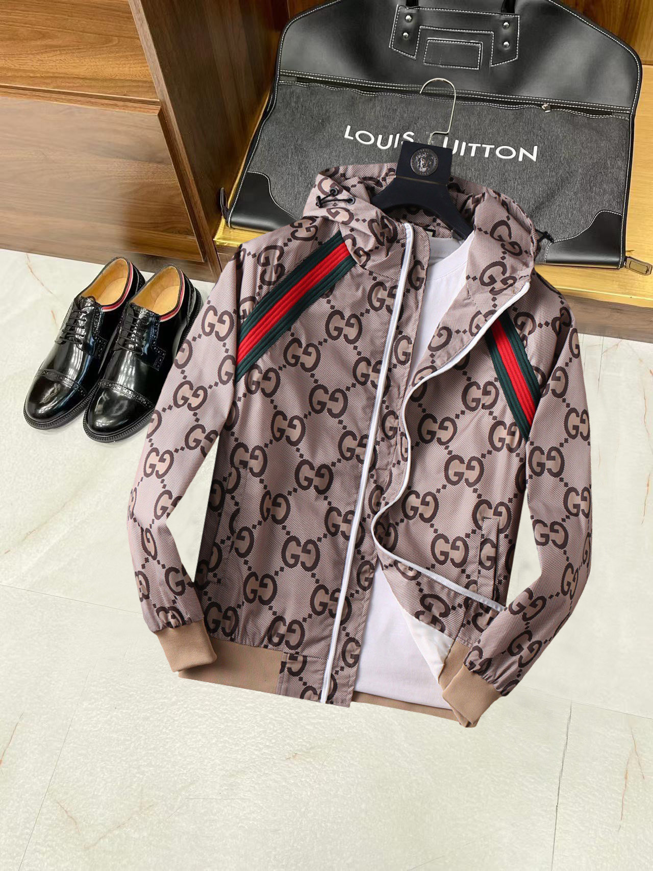 NO:134930,Guqi New spring jacket, the new product on the show is perfect, comfortable and warm, the three standards have a complete color and full and attractive color, and the very outstanding design easily advances the sense of fashion. The workmanship is extremely exquisite and rigorous, and the wiring is neat and meticulous!  A masterpiece of a big-name designer!  The upper body doesn't look bloated and super handsome!  Spot code M ~ XXXL,,jackets & coats,jackets & coats,alexander wang19860909古奇 开春新款夹克外套,秀场新品品相非常完美,舒适保暖,三标齐全色泽饱满诱人,非常出彩的设计,轻松将时髦感进阶,做工极为考究严谨,走线工整细致！大牌设计师巨作！上身不显臃肿、超级帅气！现货码数M ～ XXXL,,jackets & coats,jackets & coats,alexander wang,Men's clothing