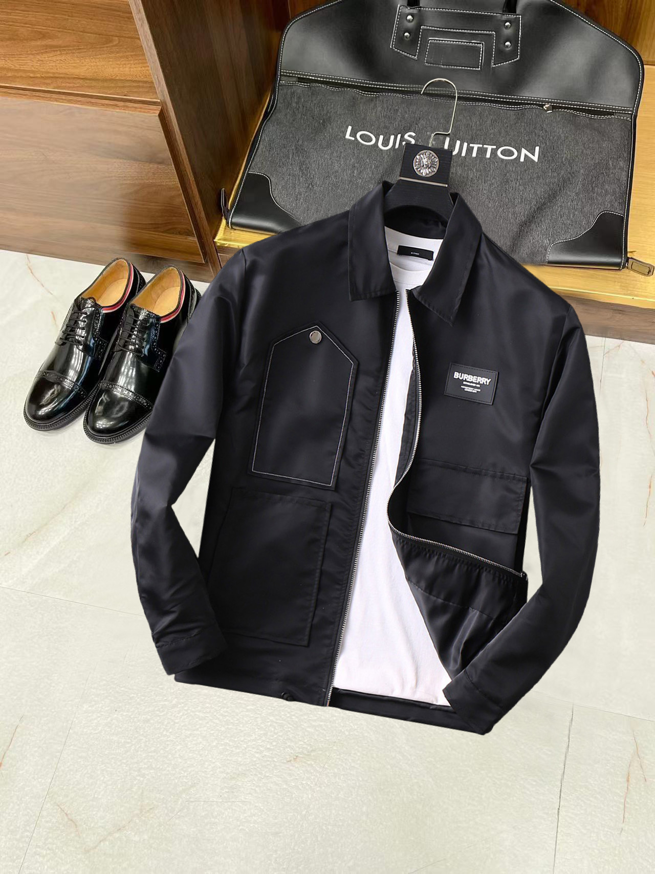 NO:134933,Burberry's new spring jacket, the new product on the show is perfect, comfortable and warm, the three-standard complete colors and full and attractive, and the very outstanding design easily advances the sense of fashion. The workmanship is extremely exquisite and rigorous, and the wiring is neat and meticulous!  A masterpiece of a big-name designer!  The upper body doesn't look bloated and super handsome!  Spot code M ~ XXXL,,burberry,jackets & coats,jackets & coats,alexander wang19860909巴宝莉 开春新款夹克外套,秀场新品品相非常完美,舒适保暖,三标齐全色泽饱满诱人,非常出彩的设计,轻松将时髦感进阶,做工极为考究严谨,走线工整细致！大牌设计师巨作！上身不显臃肿、超级帅气！现货码数M ～ XXXL,,burberry,jackets & coats,jackets & coats,alexander wang,Men's clothing