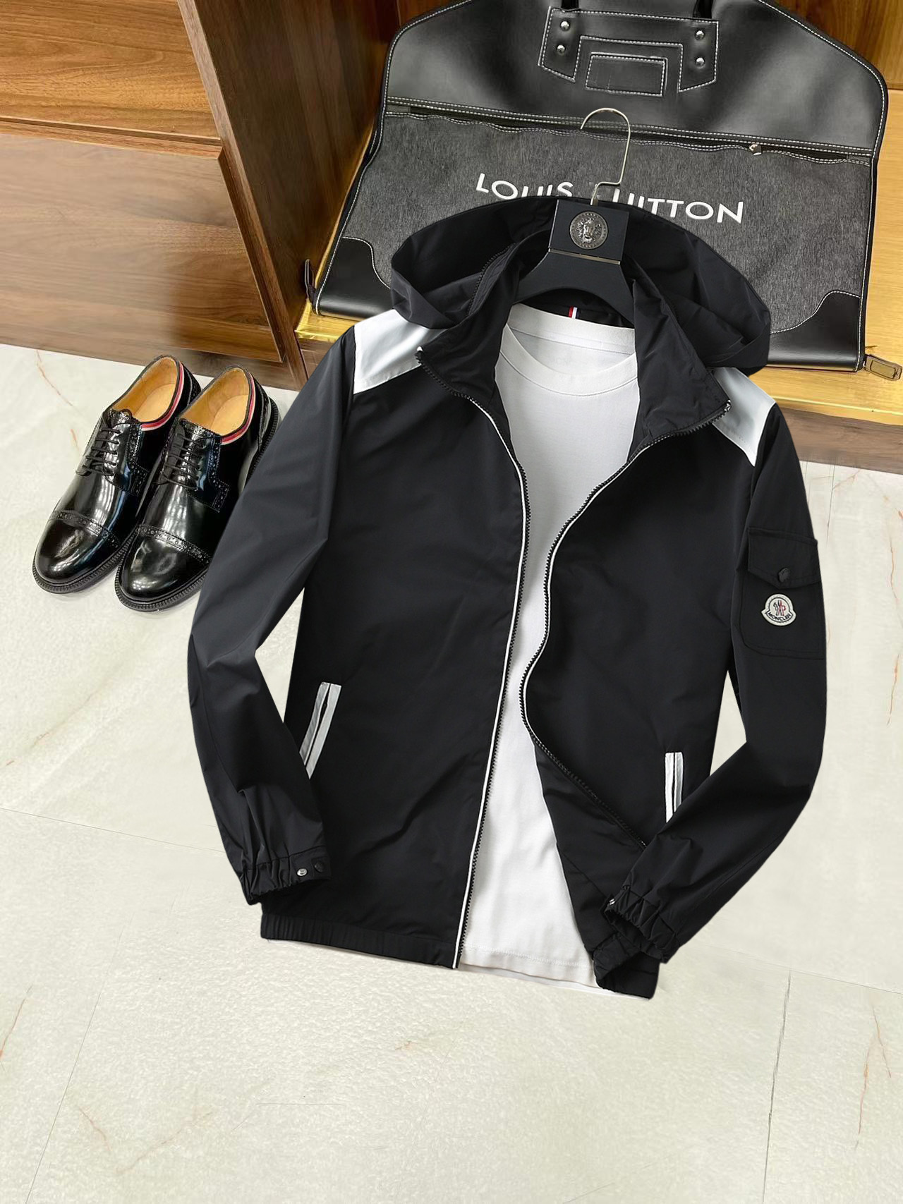 NO:134955,The new jacket and jacket in the spring are perfect for the show, comfortable and warm, the three-standard complete colors and full and attractive, and the very outstanding design easily advances the sense of fashion. The workmanship is extremely exquisite and rigorous, and the wiring is neat and meticulous!  A masterpiece of a big-name designer!  The upper body doesn't look bloated and super handsome!  Spot code M ~ XXXL,,Moncler,jackets & coats,jackets & coats,alexander wang19860909蒙口 开春新款夹克外套,秀场新品品相非常完美,舒适保暖,三标齐全色泽饱满诱人,非常出彩的设计,轻松将时髦感进阶,做工极为考究严谨,走线工整细致！大牌设计师巨作！上身不显臃肿、超级帅气！现货码数M ～ XXXL,,Moncler,jackets & coats,jackets & coats,alexander wang,Men's clothing