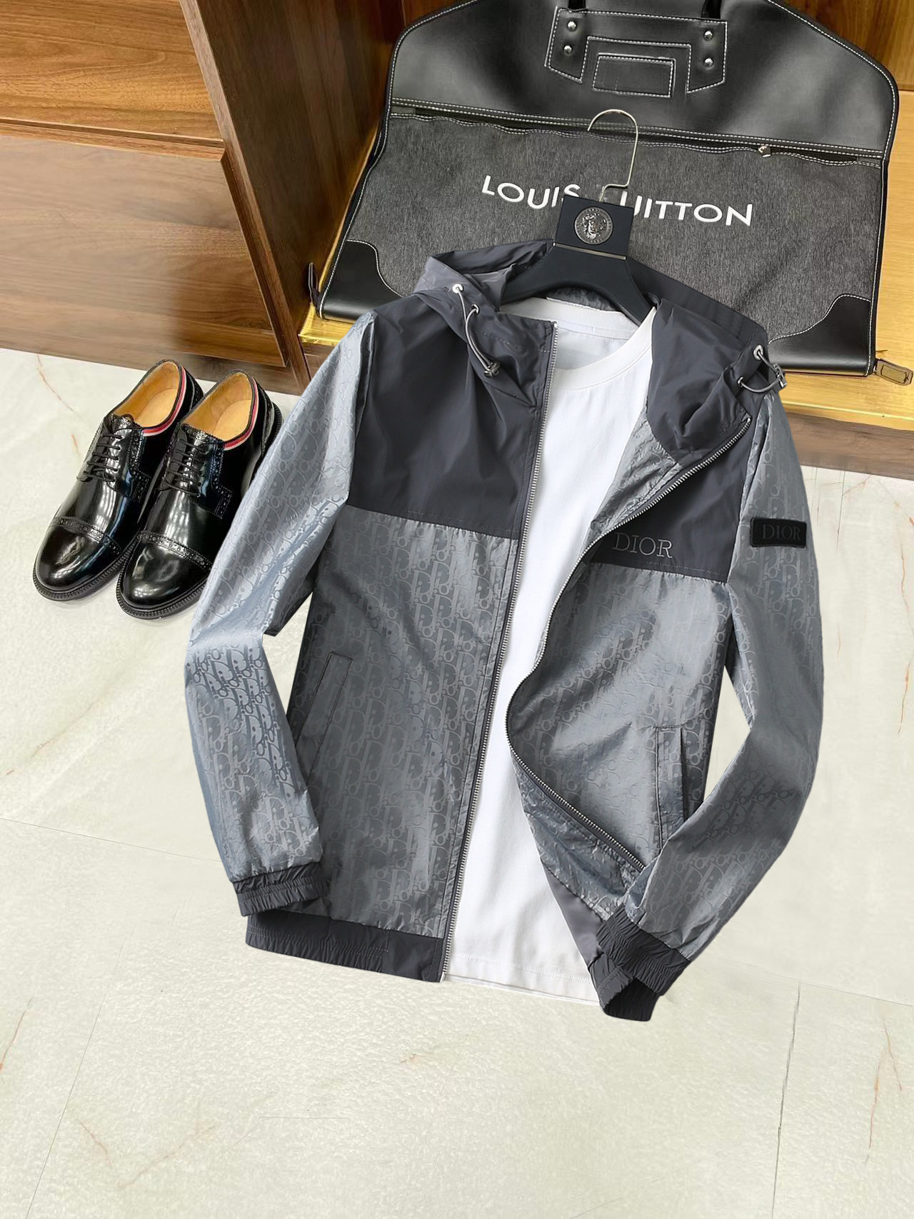 NO:134988,Dior's new jacket jacket at the beginning of spring, the new product on the show is perfect, comfortable and warm, the three standards are complete in color and full and attractive, and the very outstanding design easily advances the sense of fashion, the workmanship is extremely exquisite and rigorous, and the wiring is neat and meticulous!  A masterpiece of a big-name designer!  The upper body doesn't look bloated and super handsome!  Spot code M ~ XXXL,,dior,jackets & coats,jackets & coats,alexander wang19860909迪奥 开春新款夹克外套,秀场新品品相非常完美,舒适保暖,三标齐全色泽饱满诱人,非常出彩的设计,轻松将时髦感进阶,做工极为考究严谨,走线工整细致！大牌设计师巨作！上身不显臃肿、超级帅气！现货码数M ～ XXXL,,dior,jackets & coats,jackets & coats,alexander wang,Men's clothing