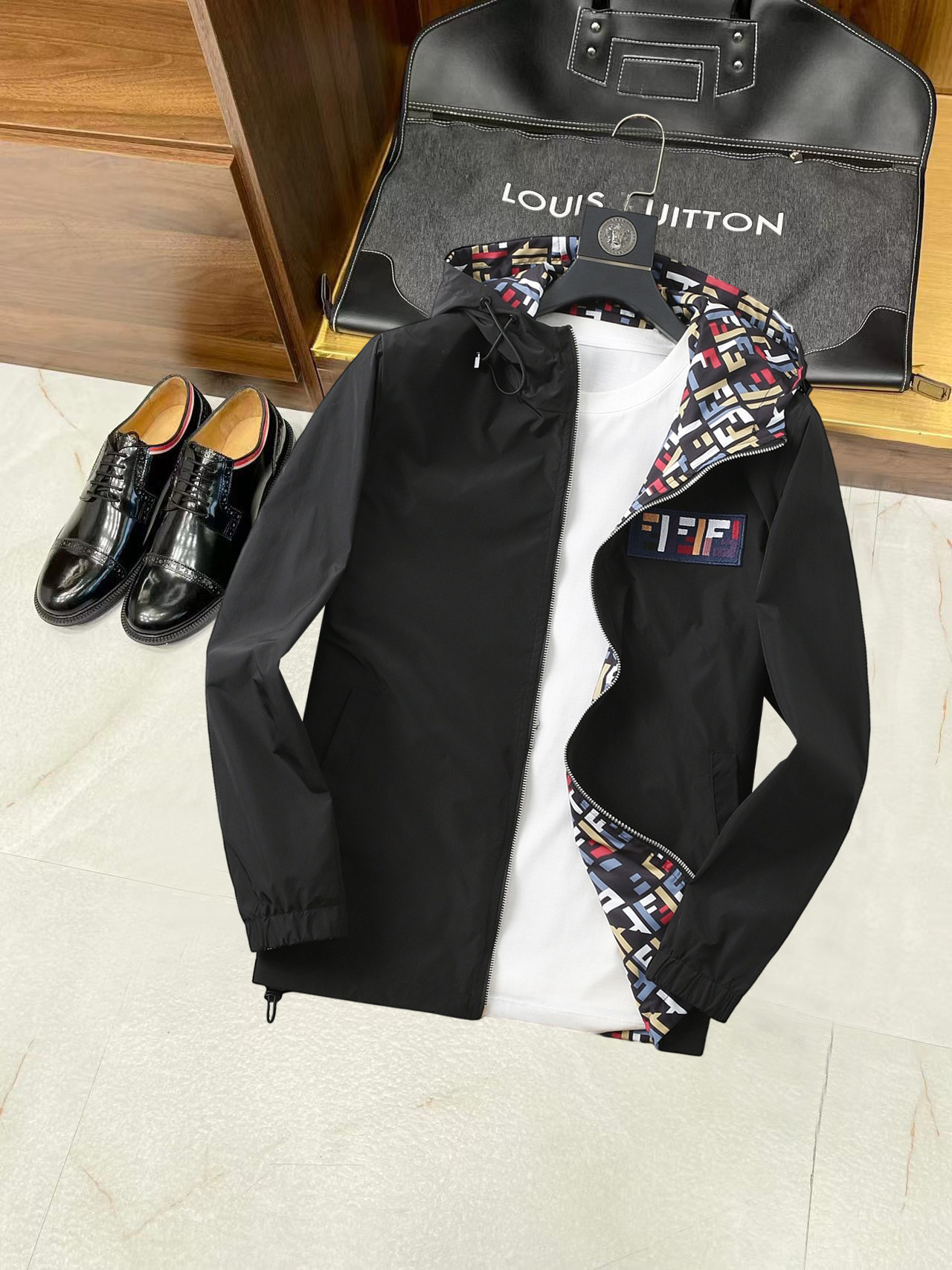 NO:134991,Fendi double-sided wear, a new spring jacket, the new product on the show is perfect, comfortable and warm, the three-standard complete colors and full and attractive, and the very outstanding design easily advances the sense of fashion, the workmanship is extremely exquisite and rigorous, and the wiring is neat and meticulous!  A masterpiece of a big-name designer!  The upper body doesn't look bloated and super handsome!  Spot code M ~ XXXL,,fendi,jackets & coats,jackets & coats,alexander wang19860909芬迪 双面穿,开春新款夹克外套,秀场新品品相非常完美,舒适保暖,三标齐全色泽饱满诱人,非常出彩的设计,轻松将时髦感进阶,做工极为考究严谨,走线工整细致！大牌设计师巨作！上身不显臃肿、超级帅气！现货码数M ～ XXXL,,fendi,jackets & coats,jackets & coats,alexander wang,Men's clothing