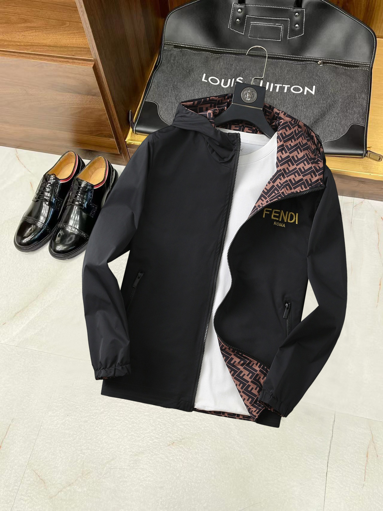 NO:134969,Fendi double-sided wear, a new spring jacket, the new product on the show is perfect, comfortable and warm, the three-standard complete colors and full and attractive, and the very outstanding design easily advances the sense of fashion, the workmanship is extremely exquisite and rigorous, and the wiring is neat and meticulous!  A masterpiece of a big-name designer!  The upper body doesn't look bloated and super handsome!  Spot code M ~ XXXL,,fendi,jackets & coats,jackets & coats,alexander wang19860909芬迪 双面穿,开春新款夹克外套,秀场新品品相非常完美,舒适保暖,三标齐全色泽饱满诱人,非常出彩的设计,轻松将时髦感进阶,做工极为考究严谨,走线工整细致！大牌设计师巨作！上身不显臃肿、超级帅气！现货码数M ～ XXXL,,fendi,jackets & coats,jackets & coats,alexander wang,Men's clothing