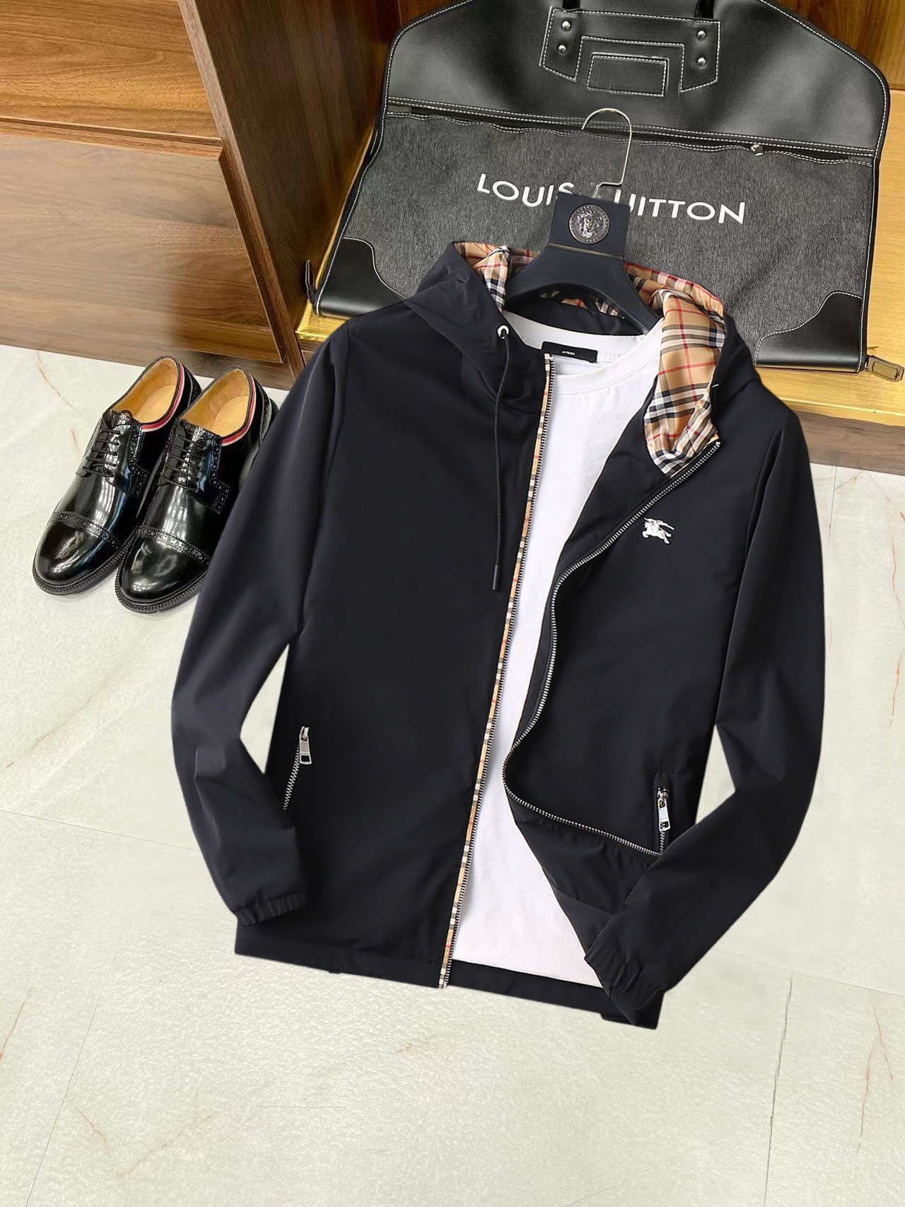 NO:134945,Burberry's new spring jacket, the new product on the show is perfect, comfortable and warm, the three-standard complete colors and full and attractive, and the very outstanding design easily advances the sense of fashion. The workmanship is extremely exquisite and rigorous, and the wiring is neat and meticulous!  A masterpiece of a big-name designer!  The upper body doesn't look bloated and super handsome!  Spot code M ~ XXXL,,burberry,jackets & coats,jackets & coats,alexander wang19860909巴宝莉 开春新款夹克外套,秀场新品品相非常完美,舒适保暖,三标齐全色泽饱满诱人,非常出彩的设计,轻松将时髦感进阶,做工极为考究严谨,走线工整细致！大牌设计师巨作！上身不显臃肿、超级帅气！现货码数M ～ XXXL,,burberry,jackets & coats,jackets & coats,alexander wang,Men's clothing