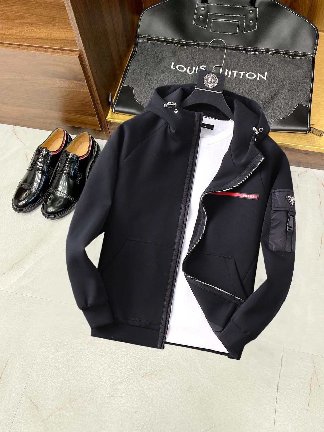 NO:134948,Prada's new spring jacket, the new product on the show is perfect, comfortable and warm, the three-standard complete colors and full and attractive, and the very outstanding design easily advances the sense of fashion, the workmanship is extremely exquisite and rigorous, and the wiring is neat and meticulous!  A masterpiece of a big-name designer!  The upper body doesn't look bloated and super handsome!  Spot code M ~ XXXL,,prada,jackets & coats,jackets & coats,alexander wang19860909普拉达 开春新款夹克外套,秀场新品品相非常完美,舒适保暖,三标齐全色泽饱满诱人,非常出彩的设计,轻松将时髦感进阶,做工极为考究严谨,走线工整细致！大牌设计师巨作！上身不显臃肿、超级帅气！现货码数M ～ XXXL,,prada,jackets & coats,jackets & coats,alexander wang,Men's clothing