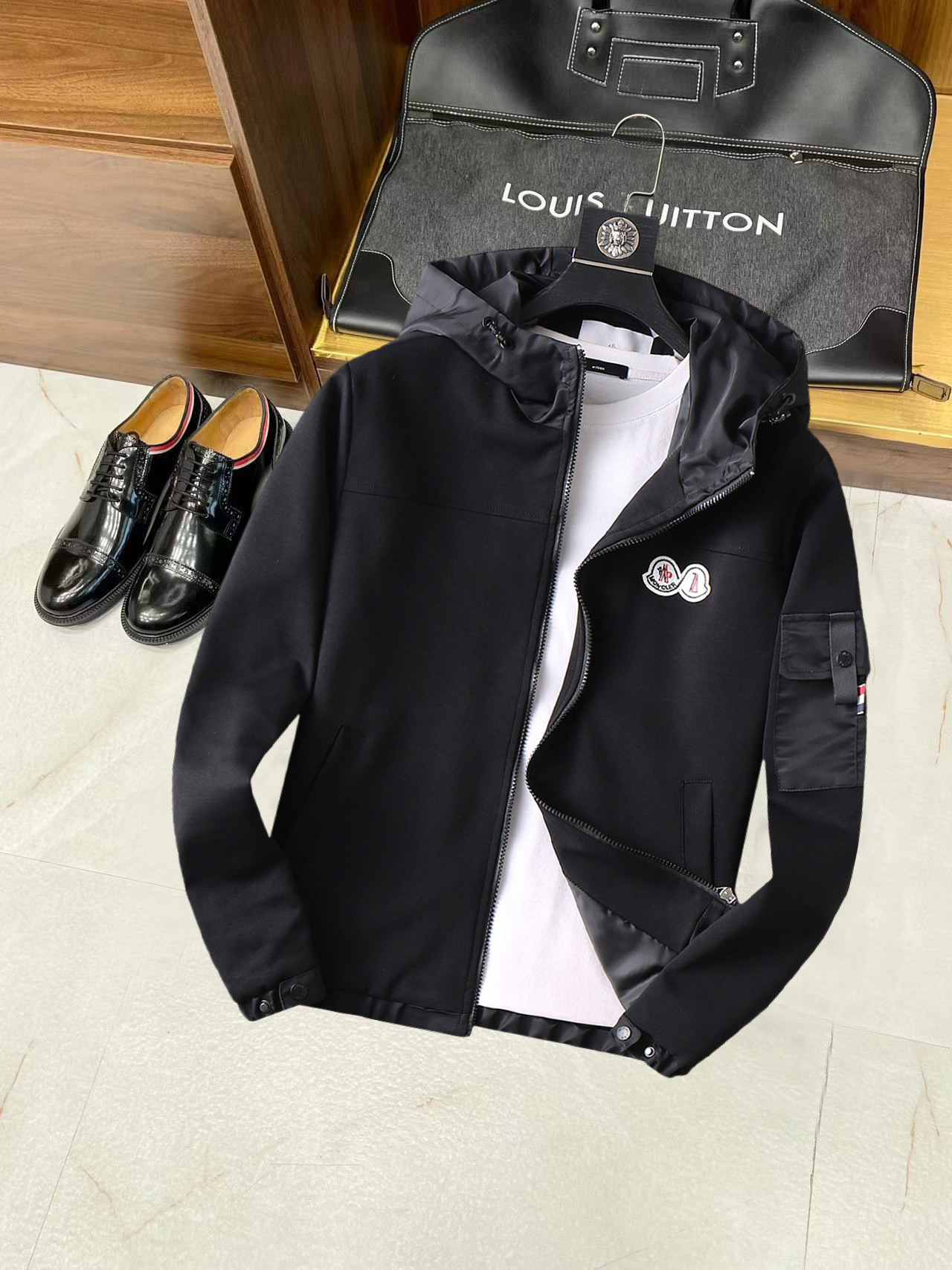 NO:134947,The new jacket and jacket in the spring are perfect for the show, comfortable and warm, the three-standard complete colors and full and attractive, and the very outstanding design easily advances the sense of fashion. The workmanship is extremely exquisite and rigorous, and the wiring is neat and meticulous!  A masterpiece of a big-name designer!  The upper body doesn't look bloated and super handsome!  Spot code M ~ XXXL,,Moncler,jackets & coats,jackets & coats,alexander wang19860909蒙口 开春新款夹克外套,秀场新品品相非常完美,舒适保暖,三标齐全色泽饱满诱人,非常出彩的设计,轻松将时髦感进阶,做工极为考究严谨,走线工整细致！大牌设计师巨作！上身不显臃肿、超级帅气！现货码数M ～ XXXL,,Moncler,jackets & coats,jackets & coats,alexander wang,Men's clothing