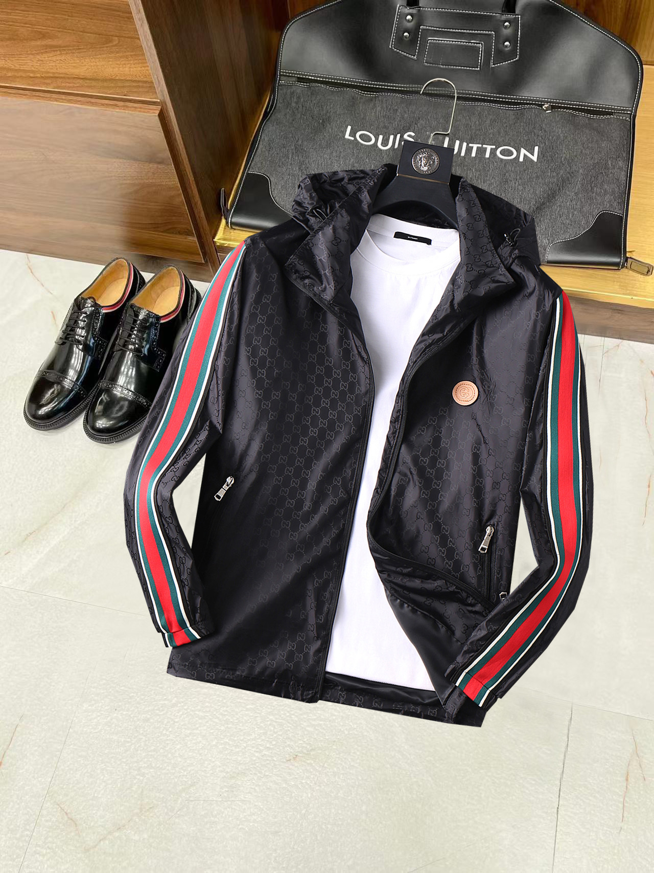 NO:134952,Guqi New jacket and jacket in the spring, the new product on the show is perfect, comfortable and warm, the three standards are complete in color and full and attractive, and the very outstanding design easily advances the sense of fashion. The workmanship is extremely exquisite and rigorous, and the wiring is neat and meticulous!  A masterpiece of a big-name designer!  The upper body doesn't look bloated and super handsome!  Spot code M ~ XXXL,,jackets & coats,jackets & coats,alexander wang19860909古奇 开春新款夹克外套,秀场新品品相非常完美,舒适保暖,三标齐全色泽饱满诱人,非常出彩的设计,轻松将时髦感进阶,做工极为考究严谨,走线工整细致！大牌设计师巨作！上身不显臃肿、超级帅气！现货码数M ～ XXXL,,jackets & coats,jackets & coats,alexander wang,Men's clothing