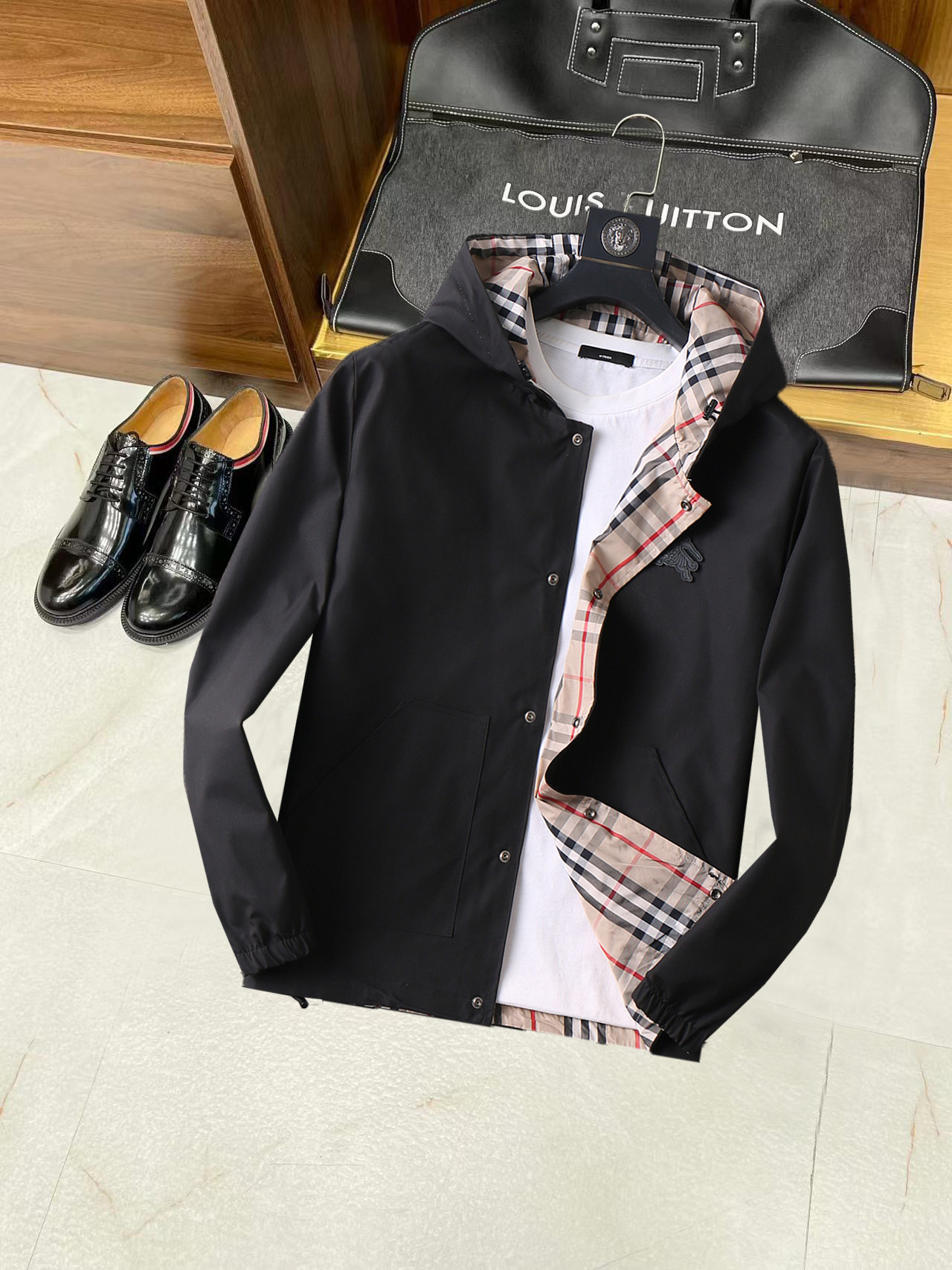 NO:134956,Burberry wears double-sided clothes, a new spring jacket, the new product on the show is perfect, comfortable and warm, the three-standard complete colors and full and attractive, and the very outstanding design easily advances the sense of fashion, the workmanship is extremely exquisite and rigorous, and the wiring is neat and meticulous!  A masterpiece of a big-name designer!  The upper body doesn't look bloated and super handsome!  Spot code M ~ XXXL,,burberry,jackets & coats,jackets & coats,alexander wang19860909巴宝莉 双面穿,开春新款夹克外套,秀场新品品相非常完美,舒适保暖,三标齐全色泽饱满诱人,非常出彩的设计,轻松将时髦感进阶,做工极为考究严谨,走线工整细致！大牌设计师巨作！上身不显臃肿、超级帅气！现货码数M ～ XXXL,,burberry,jackets & coats,jackets & coats,alexander wang,Men's clothing