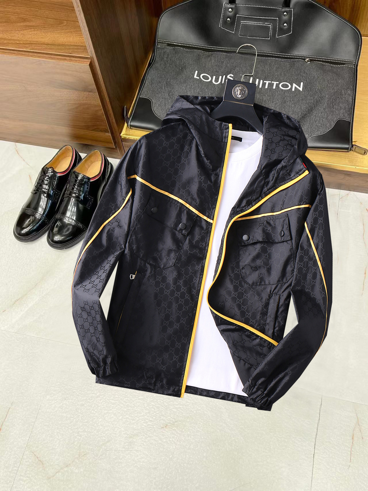 NO:134960,Guqi New spring jacket, the new product on the show is perfect, comfortable and warm, the three standards have a complete color and full and attractive color, and the very outstanding design easily advances the sense of fashion. The workmanship is extremely exquisite and rigorous, and the wiring is neat and meticulous!  A masterpiece of a big-name designer!  The upper body doesn't look bloated and super handsome!  Spot code M ~ XXXL,,jackets & coats,jackets & coats,alexander wang19860909古奇 开春新款夹克外套,秀场新品品相非常完美,舒适保暖,三标齐全色泽饱满诱人,非常出彩的设计,轻松将时髦感进阶,做工极为考究严谨,走线工整细致！大牌设计师巨作！上身不显臃肿、超级帅气！现货码数M ～ XXXL,,jackets & coats,jackets & coats,alexander wang,Men's clothing