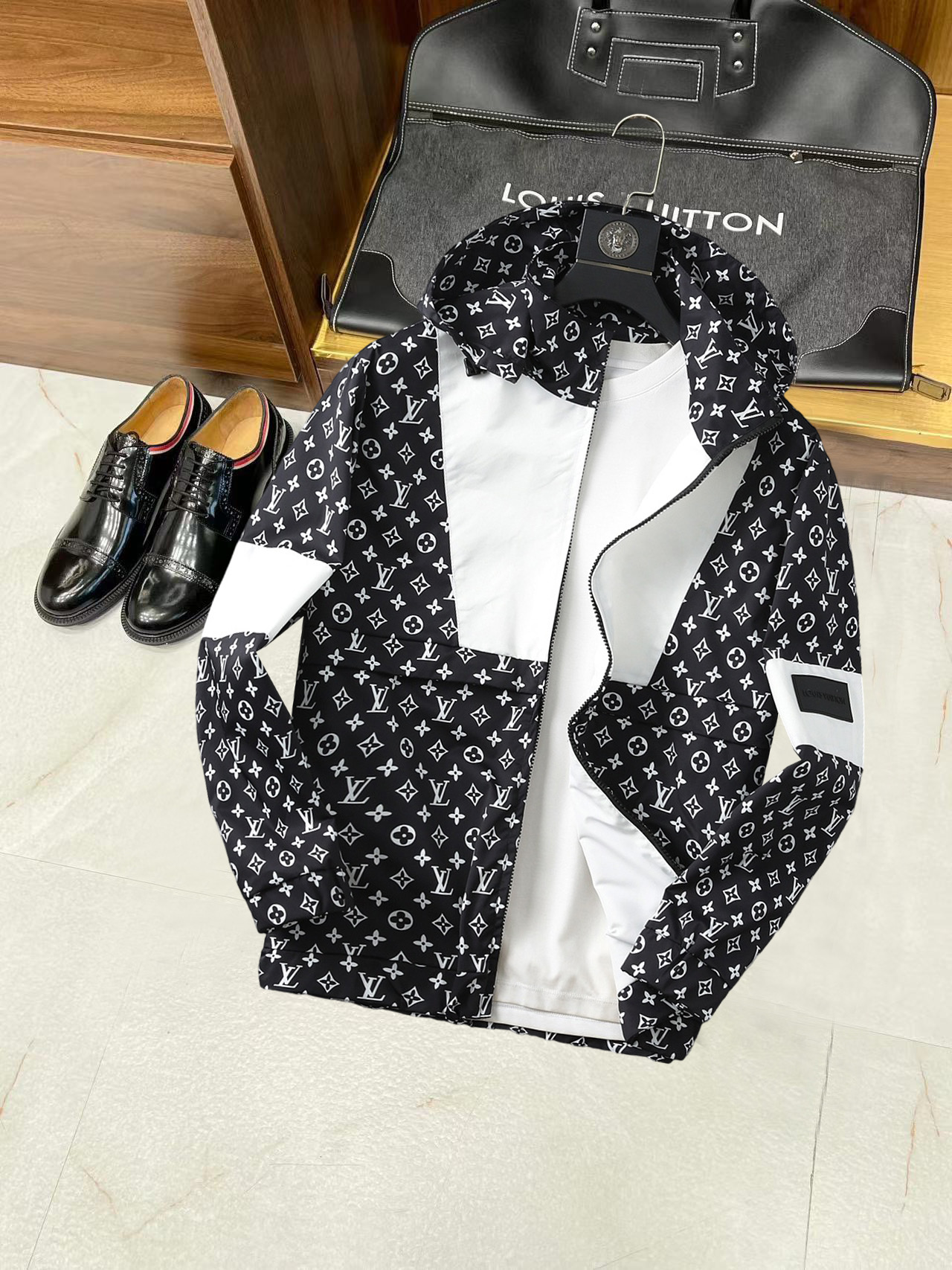 NO:134962,LV New spring jacket, the new product on the show is perfect, comfortable and warm, the three-standard complete colors and full and attractive, and the very outstanding design easily advances the sense of fashion. The workmanship is extremely exquisite and rigorous, and the wiring is neat and meticulous!  A masterpiece of a big-name designer!  The upper body doesn't look bloated and super handsome!  Spot code M ~ XXXL,,louis vuitton,jackets & coats,jackets & coats,alexander wang19860909LV 开春新款夹克外套,秀场新品品相非常完美,舒适保暖,三标齐全色泽饱满诱人,非常出彩的设计,轻松将时髦感进阶,做工极为考究严谨,走线工整细致！大牌设计师巨作！上身不显臃肿、超级帅气！现货码数M ～ XXXL,,louis vuitton,jackets & coats,jackets & coats,alexander wang,Men's clothing