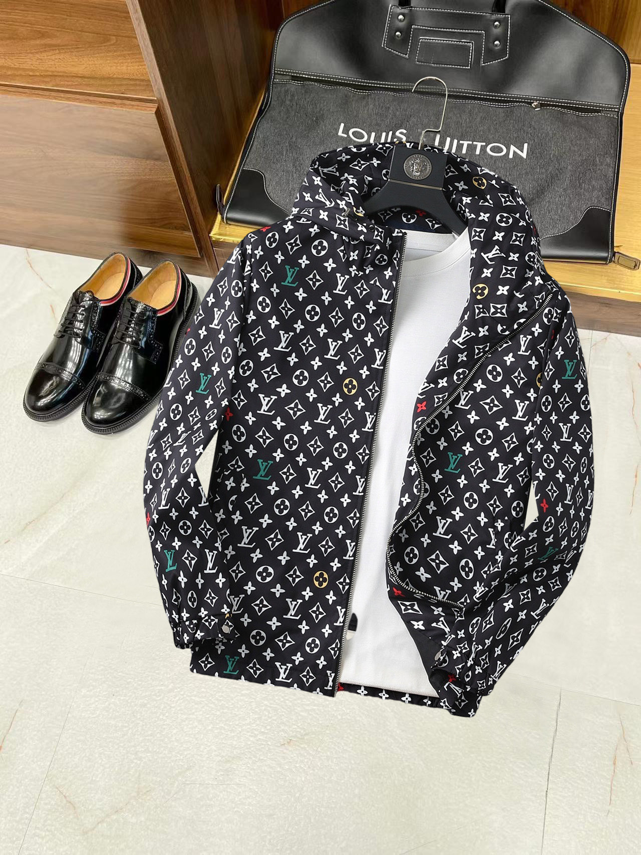 NO:134972,LV New spring jacket, the new product on the show is perfect, comfortable and warm, the three-standard complete colors and full and attractive, and the very outstanding design easily advances the sense of fashion. The workmanship is extremely exquisite and rigorous, and the wiring is neat and meticulous!  A masterpiece of a big-name designer!  The upper body doesn't look bloated and super handsome!  Spot code M ~ XXXL,,louis vuitton,jackets & coats,jackets & coats,alexander wang19860909LV 开春新款夹克外套,秀场新品品相非常完美,舒适保暖,三标齐全色泽饱满诱人,非常出彩的设计,轻松将时髦感进阶,做工极为考究严谨,走线工整细致！大牌设计师巨作！上身不显臃肿、超级帅气！现货码数M ～ XXXL,,louis vuitton,jackets & coats,jackets & coats,alexander wang,Men's clothing