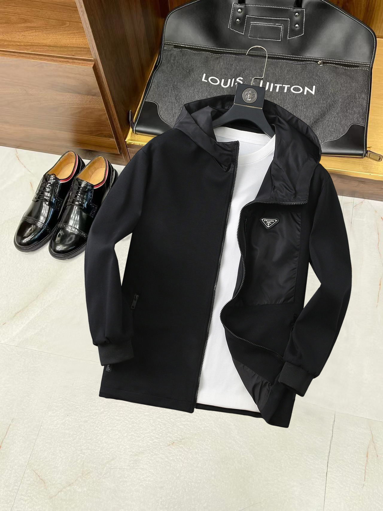 NO:134964,Prada's new spring jacket, the new product on the show is perfect, comfortable and warm, the three-standard complete colors and full and attractive, and the very outstanding design easily advances the sense of fashion, the workmanship is extremely exquisite and rigorous, and the wiring is neat and meticulous!  A masterpiece of a big-name designer!  The upper body doesn't look bloated and super handsome!  Spot code M ~ XXXL,,prada,jackets & coats,jackets & coats,alexander wang19860909普拉达 开春新款夹克外套,秀场新品品相非常完美,舒适保暖,三标齐全色泽饱满诱人,非常出彩的设计,轻松将时髦感进阶,做工极为考究严谨,走线工整细致！大牌设计师巨作！上身不显臃肿、超级帅气！现货码数M ～ XXXL,,prada,jackets & coats,jackets & coats,alexander wang,Men's clothing