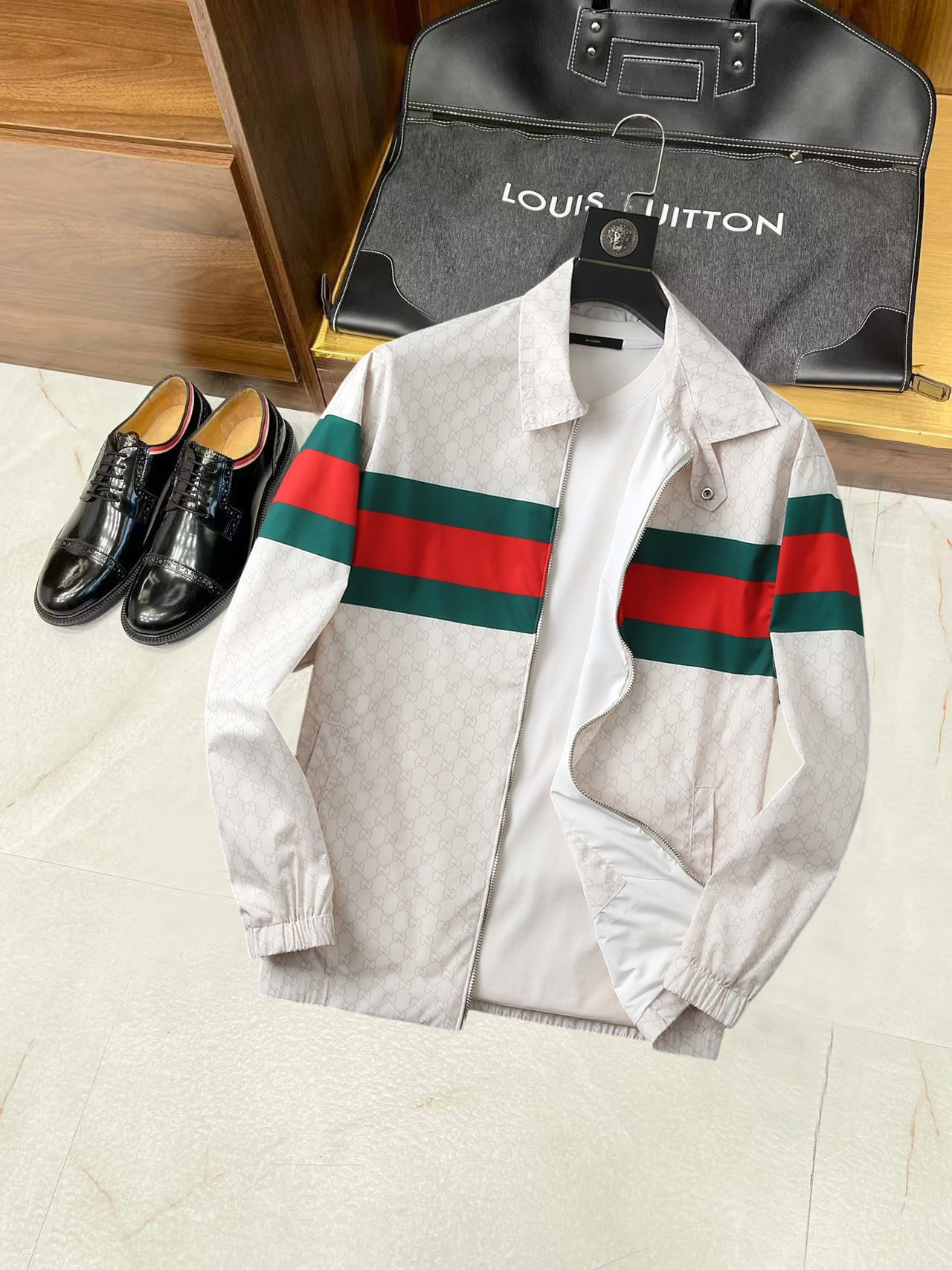 NO:134949,Guqi New spring jacket, the new product on the show is perfect, comfortable and warm, the three standards have a complete color and full and attractive color, and the very outstanding design easily advances the sense of fashion. The workmanship is extremely exquisite and rigorous, and the wiring is neat and meticulous!  A masterpiece of a big-name designer!  The upper body doesn't look bloated and super handsome!  Spot code M ~ XXXL,,jackets & coats,jackets & coats,alexander wang19860909古奇 开春新款夹克外套,秀场新品品相非常完美,舒适保暖,三标齐全色泽饱满诱人,非常出彩的设计,轻松将时髦感进阶,做工极为考究严谨,走线工整细致！大牌设计师巨作！上身不显臃肿、超级帅气！现货码数M ～ XXXL,,jackets & coats,jackets & coats,alexander wang,Men's clothing