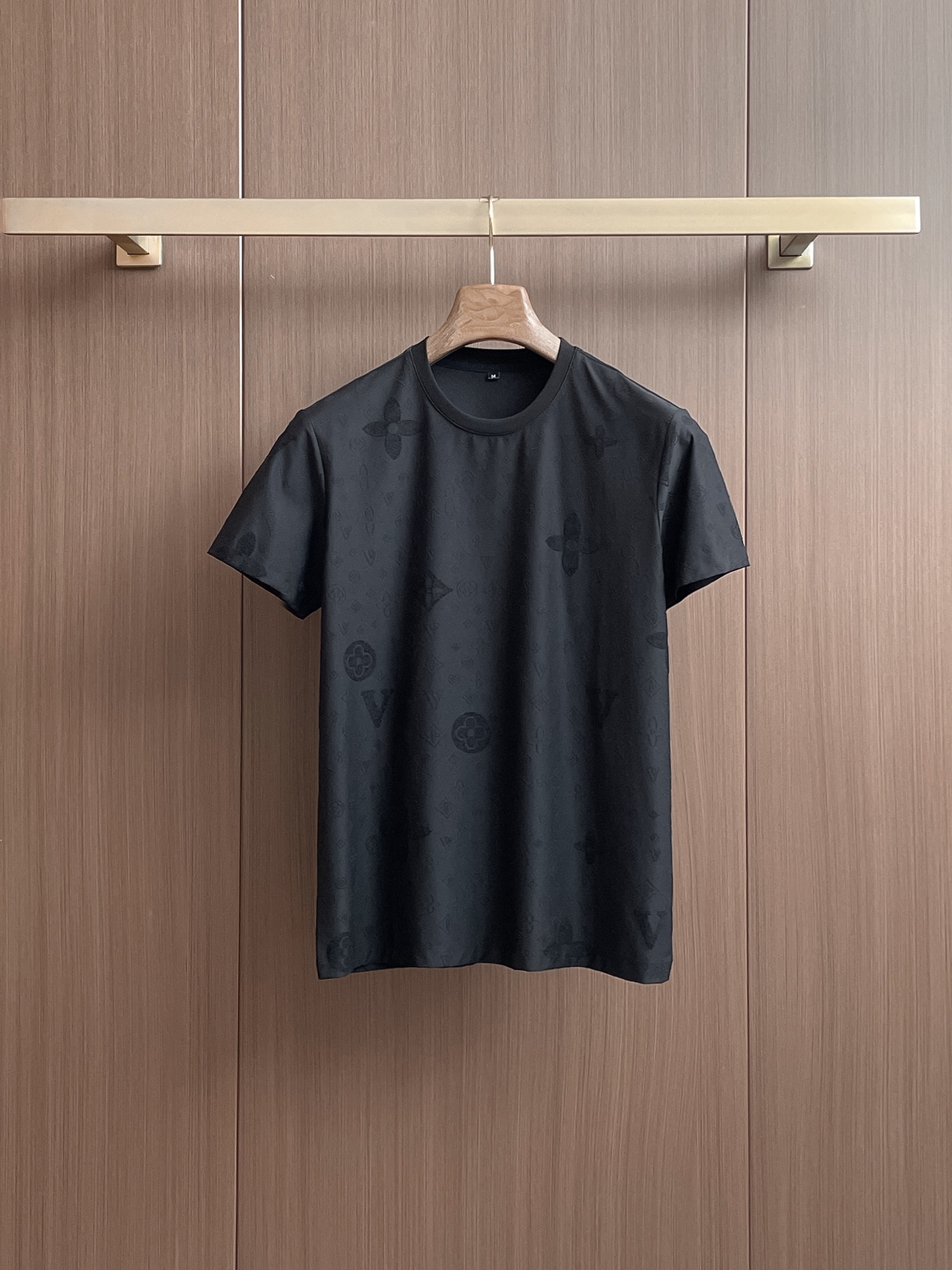 NO:136557,LV 2025 spring and summer new style first-time counter latest short-sleeved round-neck T-shirt, high-end customization, avant-garde and fashionable design!  Brand logo heavy craft design, high-end customized double mercerized fabric, soft feel, comfortable to wear, exquisite counter-level car line, fine workmanship, invincible and handsome upper body effect!  A must-have item for handsome men!  Fatty Gospel-- Code Number M-4XL (maximum 4XL can wear kilogram), louis vuitton, T-shirt,tees, t-shirt,alexander wang19860909LV 2025春夏新款首发专柜最新款短袖圆领T恤 高端订制 设计前卫时尚！品牌logo重工艺设计 高端定制双丝光面料.手感柔软.穿着舒适.专柜级别精致车线.做工精细.上身效果无敌帅气！型男必备单品！胖子福音-- 码数 M-4XL(最大4XL可穿斤),,louis vuitton,T-shirt,tees，t-shirt,alexander wang,Men's clothing