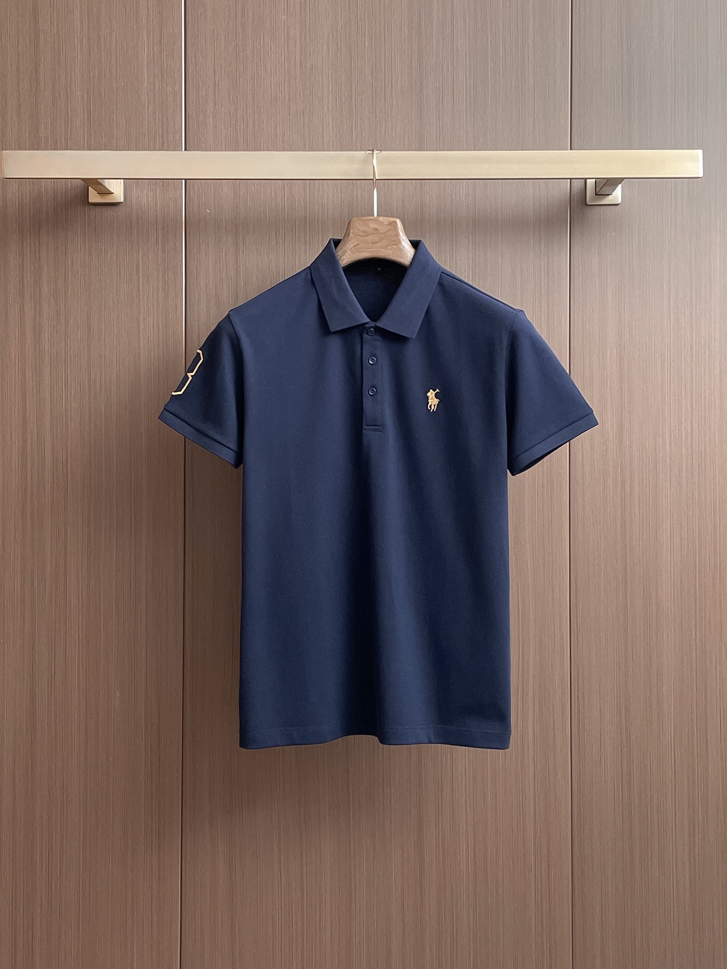 NO:136555,Paul High-end Business White-collar workers are a must-have item for individuals in the unit!  Seizure-free pressed gel ice silk casual business short-sleeved Polo, technology fabric, ice silk traceless, very good body feel, smooth feel and great texture!  Good elasticity, no sense of restraint, the fabric has its own breathable mesh, moisture absorption and sweating, quick drying and keeping it dry, small lapel placket-breasted design, showing a straight posture, not soft pedal, simple style, can be used for business and leisure, highly recommended!  High-elastic ice silk, the touch is as smooth as jade silk, clean and neat, and elegant and gentlemanly. The high-end materials are the key to the fabric, the quality control must be used. The feel is extremely delicate and smooth, the fabric has a good gloss and upper body skeleton feel, so we can greet mature and quality men's clothing!  Sweat in summer and dry instantly, a brand new experience Business commuting and leisure M-4XL, T-shirt, alexander wang19860909保罗 高端商务 白领 单位人士必入单品！ 无痕压胶冰丝休闲商务短袖Polo,科技面料,冰丝无痕,体感非常棒,手感顺滑质感很棒！弹性好,无任何束缚感,面料自带透气网孔,吸湿排汗,速干保持干爽,小翻领门襟排扣设计,展露挺拔姿态,不软踏,简约款式,商务休闲都可驾驭,强烈推荐！高弹冰丝,触感堪比玉蚕丝一样丝滑,干净利落,儒雅绅士风度.高级材质,重点就是面料上,品控的必上,手感极其细腻光滑,面料光泽感和上身骨架感好,打招成熟品质男装！夏天出汗秒干,全新体验 商务通勤休闲 M-4XL,,T-shirt,alexander wang,Men's clothing