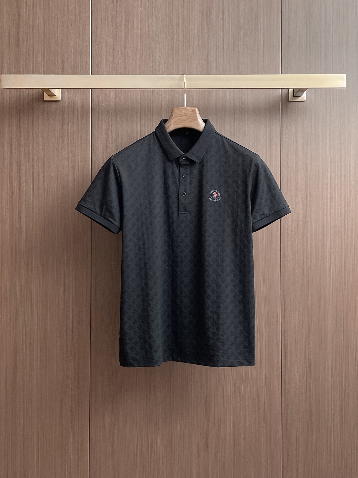 NO:136553,Mask, high-end business, white-collar workers, must-have items for individuals in the unit!  Seizure-free pressed gel ice silk casual business short-sleeved Polo, technology fabric, ice silk traceless, very good body feel, smooth feel and great texture!  Good elasticity, no sense of restraint, the fabric has its own breathable mesh, moisture absorption and sweating, quick drying and keeping it dry, small lapel placket-breasted design, showing a straight posture, not soft pedal, simple style, can be used for business and leisure, highly recommended!  High-elastic ice silk, the touch is as smooth as jade silk, clean and neat, and elegant and gentlemanly. The high-end materials are the key to the fabric, the quality control must be used. The feel is extremely delicate and smooth, the fabric has a good gloss and upper body skeleton feel, so we can greet mature and quality men's clothing!  Sweat in summer and dry instantly, a brand new experience Business commuting and leisure M-4XL, Moncler, T-shirt, alexander wang19860909蒙口 高端商务 白领 单位人士必入单品！ 无痕压胶冰丝休闲商务短袖Polo,科技面料,冰丝无痕,体感非常棒,手感顺滑质感很棒！弹性好,无任何束缚感,面料自带透气网孔,吸湿排汗,速干保持干爽,小翻领门襟排扣设计,展露挺拔姿态,不软踏,简约款式,商务休闲都可驾驭,强烈推荐！高弹冰丝,触感堪比玉蚕丝一样丝滑,干净利落,儒雅绅士风度.高级材质,重点就是面料上,品控的必上,手感极其细腻光滑,面料光泽感和上身骨架感好,打招成熟品质男装！夏天出汗秒干,全新体验 商务通勤休闲 M-4XL,,Moncler,T-shirt,alexander wang,Men's clothing